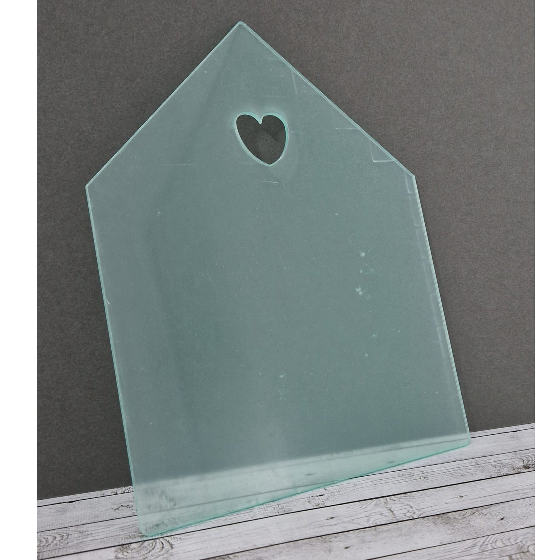 Crealive Acrylglasscheibe - Haus mit Herz-Ausschnitt Eine tolle Ergänzung zu den Bastel Klötzchen sind diese ultraklaren Acrylglasscheiben. Mit kreativer Fantasie lassen sich grossartige Kombi-Projekte erzielen, denn die Acrylglasscheiben harmonieren optimal mit den Klötzchen. Somit lässt sich der unendliche Klötzchen-Bastel-Horizont noch ein Stück erweitern. Du kannst die Scheiben für viele DIY-Schmuckstücke verwenden, wie z.B. - Laternen - Aufsteller - Leuchtkästen - beleuchtete Schilder - Dekokästen