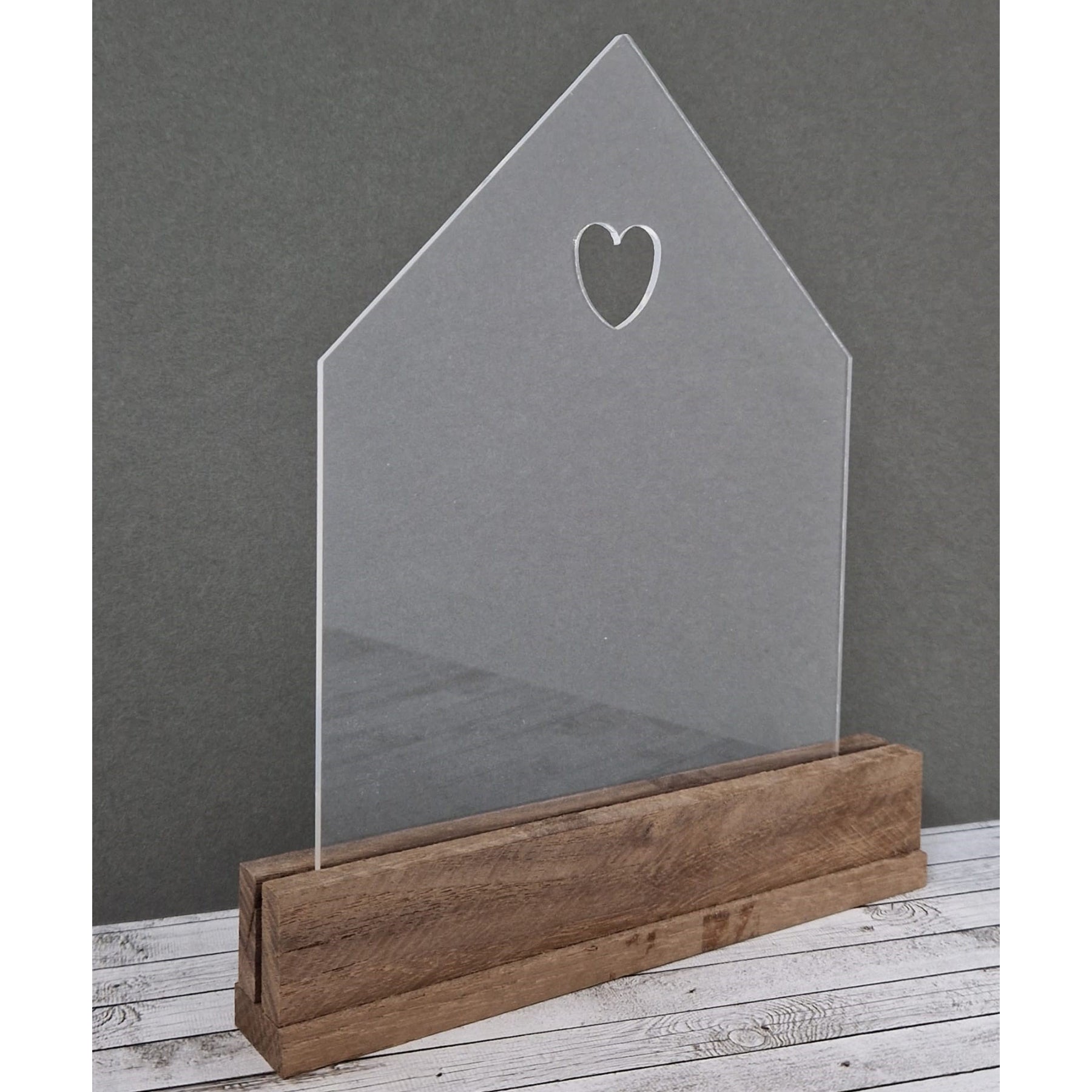 Crealive Acrylglasscheibe - Haus mit Herz-Ausschnitt Eine tolle Ergänzung zu den Bastel Klötzchen sind diese ultraklaren Acrylglasscheiben. Mit kreativer Fantasie lassen sich grossartige Kombi-Projekte erzielen, denn die Acrylglasscheiben harmonieren optimal mit den Klötzchen. Somit lässt sich der unendliche Klötzchen-Bastel-Horizont noch ein Stück erweitern. Du kannst die Scheiben für viele DIY-Schmuckstücke verwenden, wie z.B. - Laternen - Aufsteller - Leuchtkästen - beleuchtete Schilder - Dekokästen