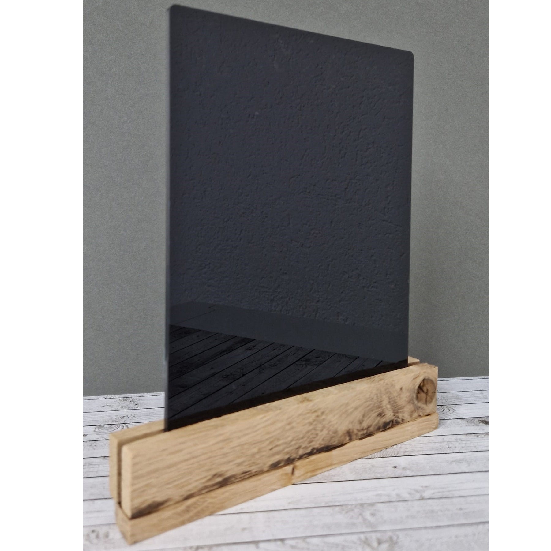 Crealive Acryl - Rechteck Schwarz Eine tolle Ergänzung zu den Bastel Klötzchen sind diese Acrylglasscheiben in Schwarz. Mit kreativer Fantasie lassen sich grossartige Kombi-Projekte erzielen, denn die Acrylglasscheiben harmonieren optimal mit den Klötzchen. Somit lässt sich der unendliche Klötzchen-Bastel-Horizont noch ein Stück erweitern. Du kannst die Scheiben für viele DIY-Schmuckstücke verwenden, wie z.B. • Glasersatz für Laternen • Bilderrahmen • Aufsteller • Menütafeln