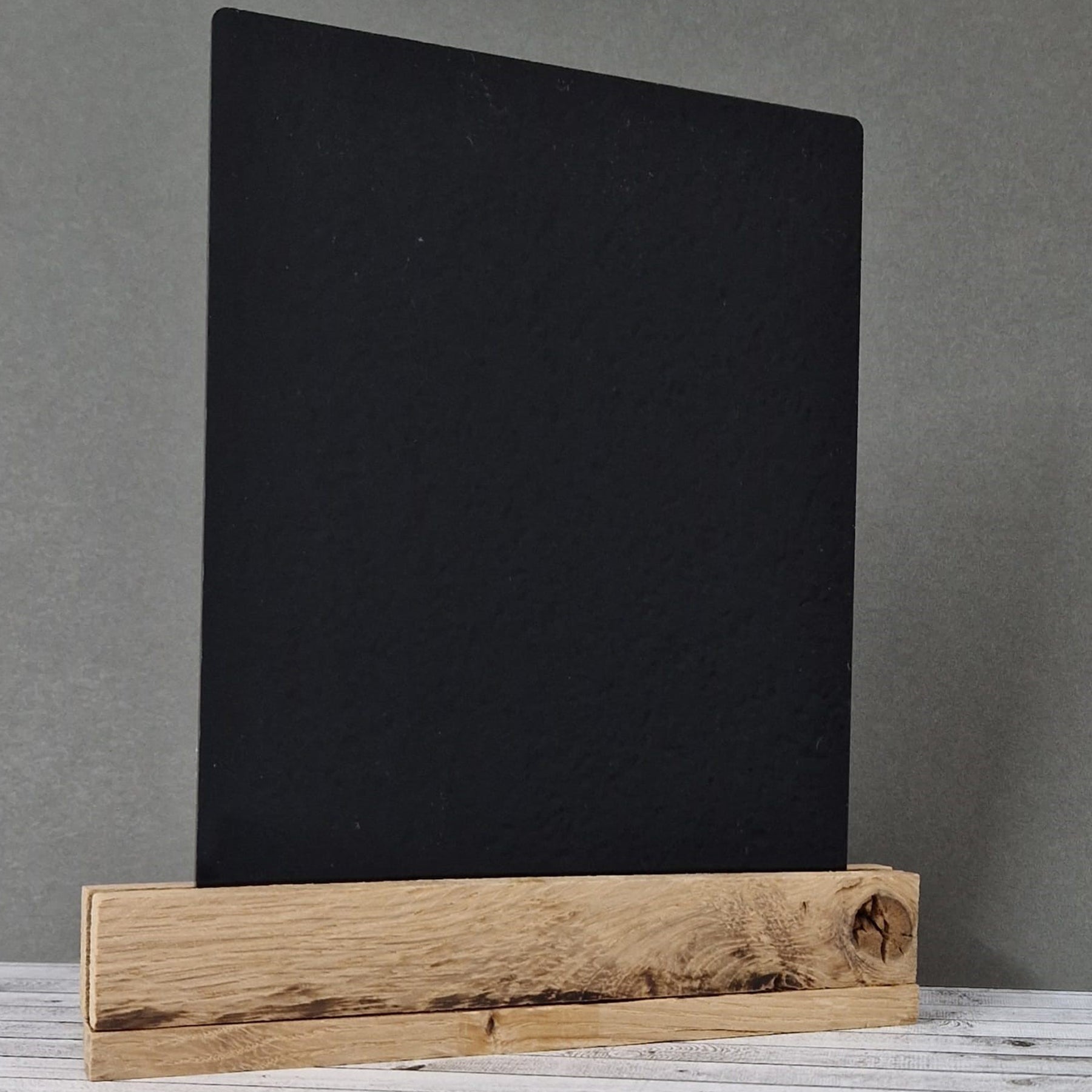 Crealive Acryl - Rechteck Schwarz Eine tolle Ergänzung zu den Bastel Klötzchen sind diese Acrylglasscheiben in Schwarz. Mit kreativer Fantasie lassen sich grossartige Kombi-Projekte erzielen, denn die Acrylglasscheiben harmonieren optimal mit den Klötzchen. Somit lässt sich der unendliche Klötzchen-Bastel-Horizont noch ein Stück erweitern. Du kannst die Scheiben für viele DIY-Schmuckstücke verwenden, wie z.B. • Glasersatz für Laternen • Bilderrahmen • Aufsteller • Menütafeln