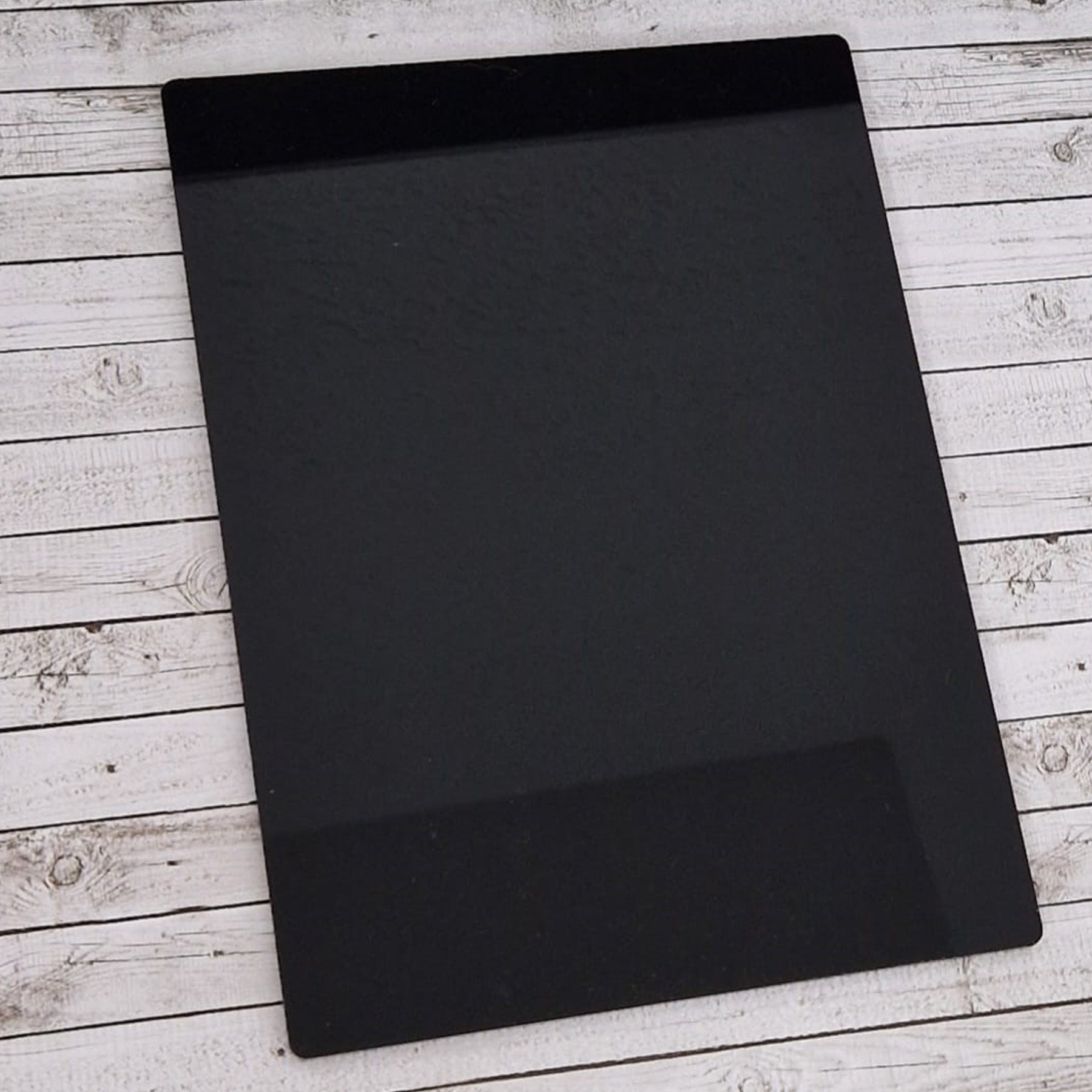 Crealive Acryl - Rechteck Schwarz Eine tolle Ergänzung zu den Bastel Klötzchen sind diese Acrylglasscheiben in Schwarz. Mit kreativer Fantasie lassen sich grossartige Kombi-Projekte erzielen, denn die Acrylglasscheiben harmonieren optimal mit den Klötzchen. Somit lässt sich der unendliche Klötzchen-Bastel-Horizont noch ein Stück erweitern. Du kannst die Scheiben für viele DIY-Schmuckstücke verwenden, wie z.B. • Glasersatz für Laternen • Bilderrahmen • Aufsteller • Menütafeln