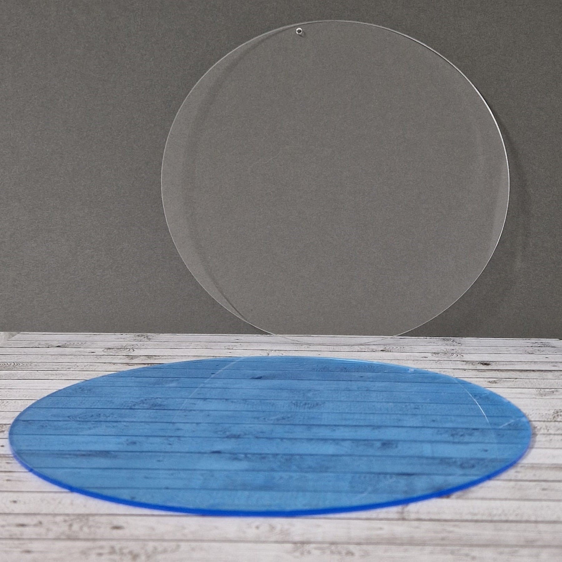 Crealive Acryl Laserzuschnitt - Kreis 20 cm Das 2 mm dicke Material ist perfekt zum Basteln geeignet. Diese Kreise kannst du wunderbar Beplotten, Bemalen oder Verzieren mit Rub Ons. Du kannst sie als Geschenkeanhänger, Platzkarte, in Deko-Ringe oder einfach so, schön verziert am Fenster einsetzen. Jede Scheibe ist beidseitig mit einer Folie geschützt. Diese kannst du ganz einfach von der Scheibe lösen. Inhalt: 1 Acrylglasscheibe Spezifikationen: Material: Acryl Durchmesse: 200 mm Dicke: 2 mm