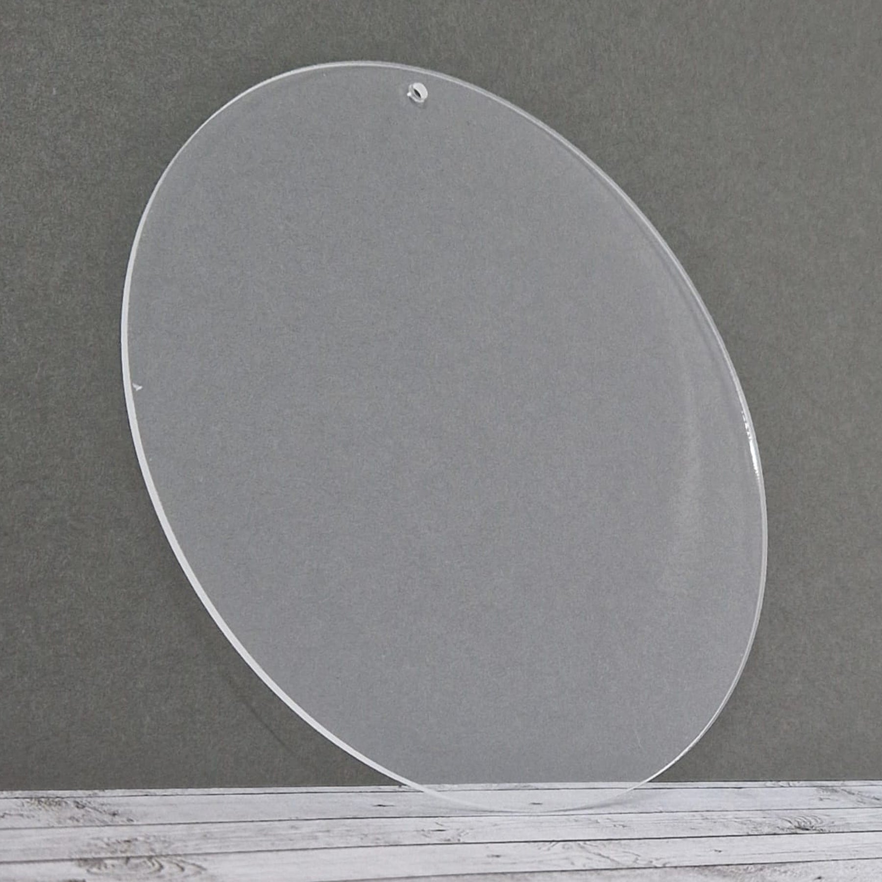 Crealive Acryl Laserzuschnitt - Kreis 20 cm Das 2 mm dicke Material ist perfekt zum Basteln geeignet. Diese Kreise kannst du wunderbar Beplotten, Bemalen oder Verzieren mit Rub Ons. Du kannst sie als Geschenkeanhänger, Platzkarte, in Deko-Ringe oder einfach so, schön verziert am Fenster einsetzen. Jede Scheibe ist beidseitig mit einer Folie geschützt. Diese kannst du ganz einfach von der Scheibe lösen. Inhalt: 1 Acrylglasscheibe Spezifikationen: Material: Acryl Durchmesse: 200 mm Dicke: 2 mm