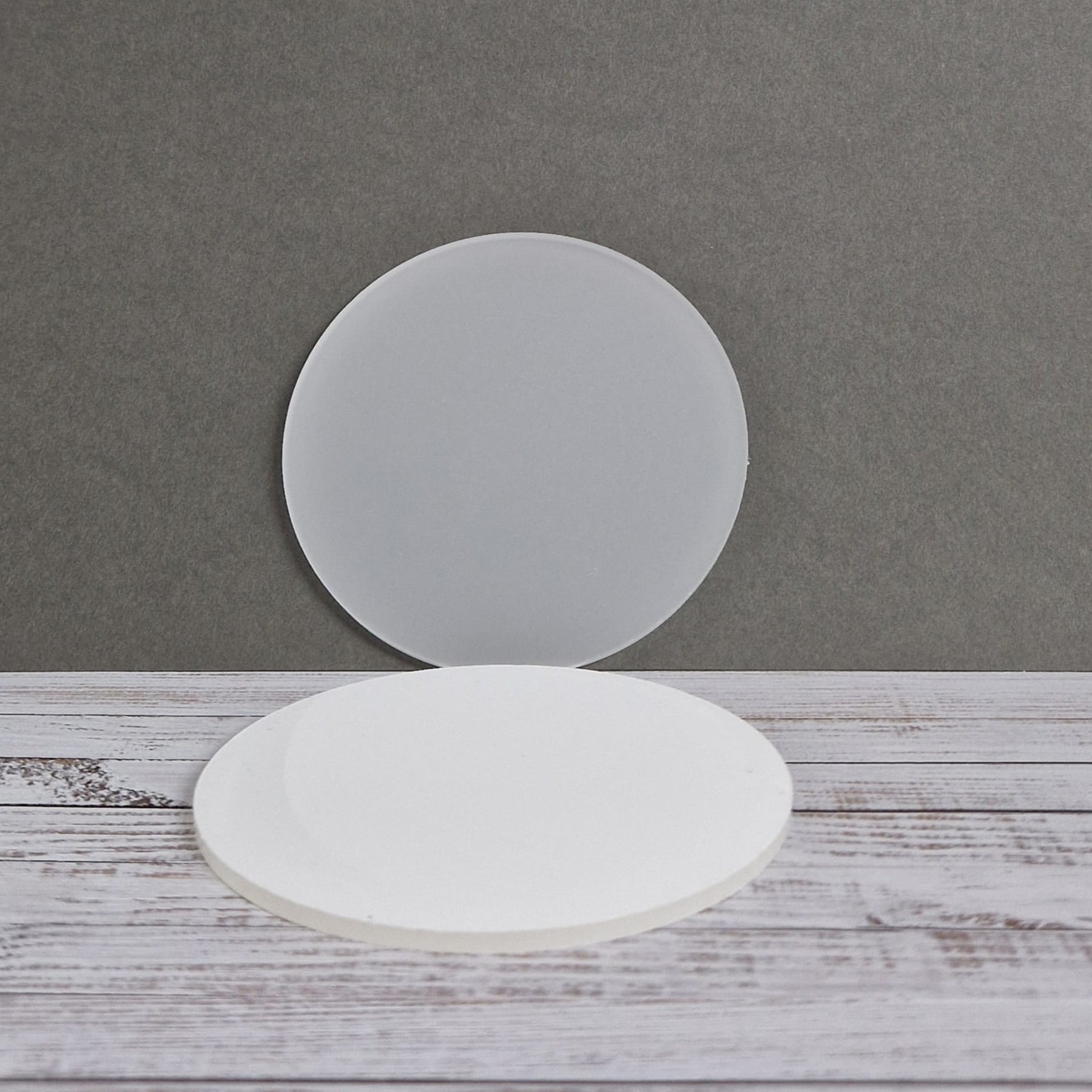 Crealive Acryl Kreis satiniert - 9.4 cm
Das 2 mm dicke Material ist perfekt zum Basteln geeignet. Du kannst diesen Kreis als Platzkarte oder Untersetzer nutzen. Natürlich kannst du diese auch wunderbar Beplotten, Bemalen oder Verzieren mit Rub Ons. Auch mit Flexfolie kannst du sie verzieren.
Inhalt:
• 1 Acrylglasscheibe satiniert
Spezifikationen:
• Material: Acryl
• Durchmesse: 94 mm
• Dicke: 2 mm
• Glas: satiniert
• Form: Kreis
• Hersteller: Hadisch