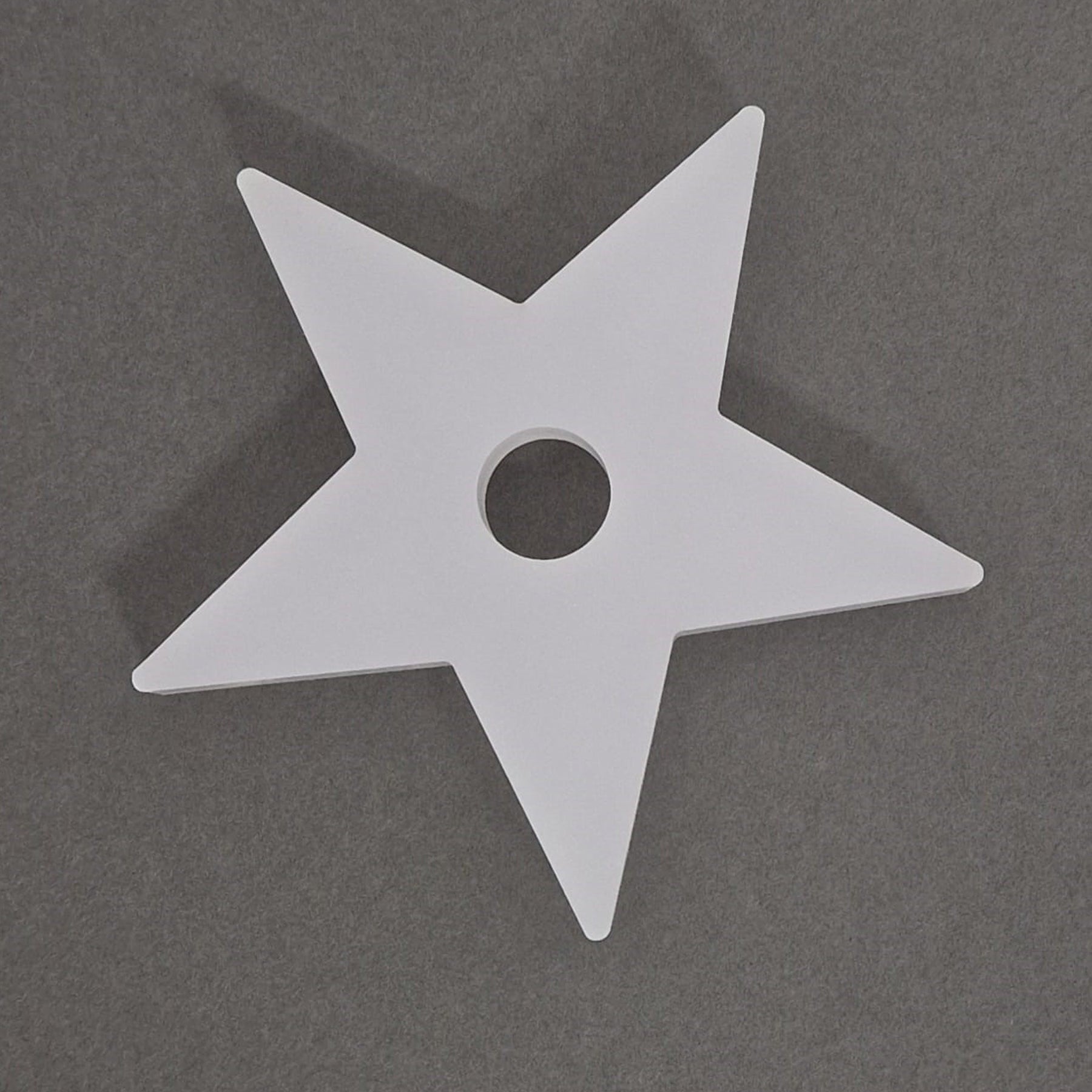 Crealive Acryl Stern Der schöne Stern aus Acryl passt natürlich perfekt in die Winterzeit. Aber auch unter dem Jahr sind Sterne schön. In der Mitte kannst du eine Kerze einstellen und schon hast du ein gemütliches Licht für dich oder ein schönes Mitbringsel für Familie und Freunde. Der Stern eignet sich hervorragend zum Verzieren mit Folie oder du kannst es auch einfach nur so als Deko nutzen. Inhalt: 1 Stern aus Acryl Spezifikationen: Material: Acryl Masse: 135 x 135 mm