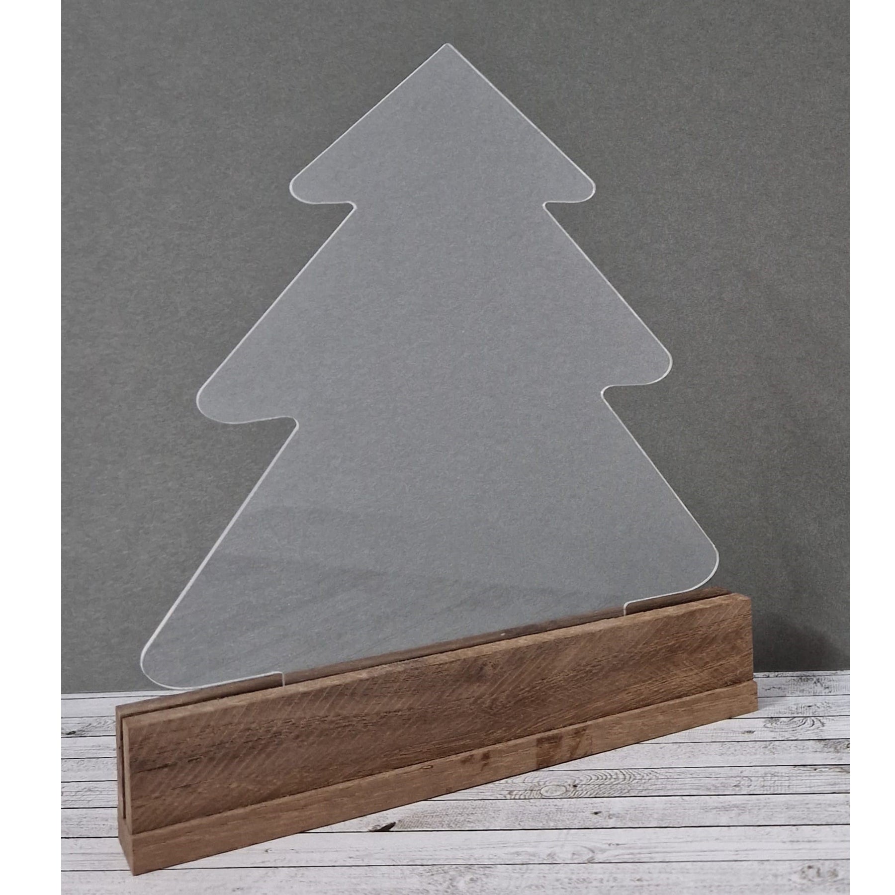 Crealive Acryl Laserzuschnitt - Tannenbaum Tilda Eine tolle Ergänzung zu den Bastel Klötzchen sind diese ultraklaren Acrylglasscheiben. Mit kreativer Fantasie lassen sich grossartige Kombi-Projekte erzielen, denn die Acrylglasscheiben harmonieren optimal mit den Klötzchen. Somit lässt sich der unendliche Klötzchen-Bastel-Horizont noch ein Stück erweitern. Du kannst die Tannenbaum-Scheibe für viele DIY-Schmuckstücke verwenden, wie z.B. - Aufsteller - Leuchtkästen - beleuchtete Schilder - Dekokästen