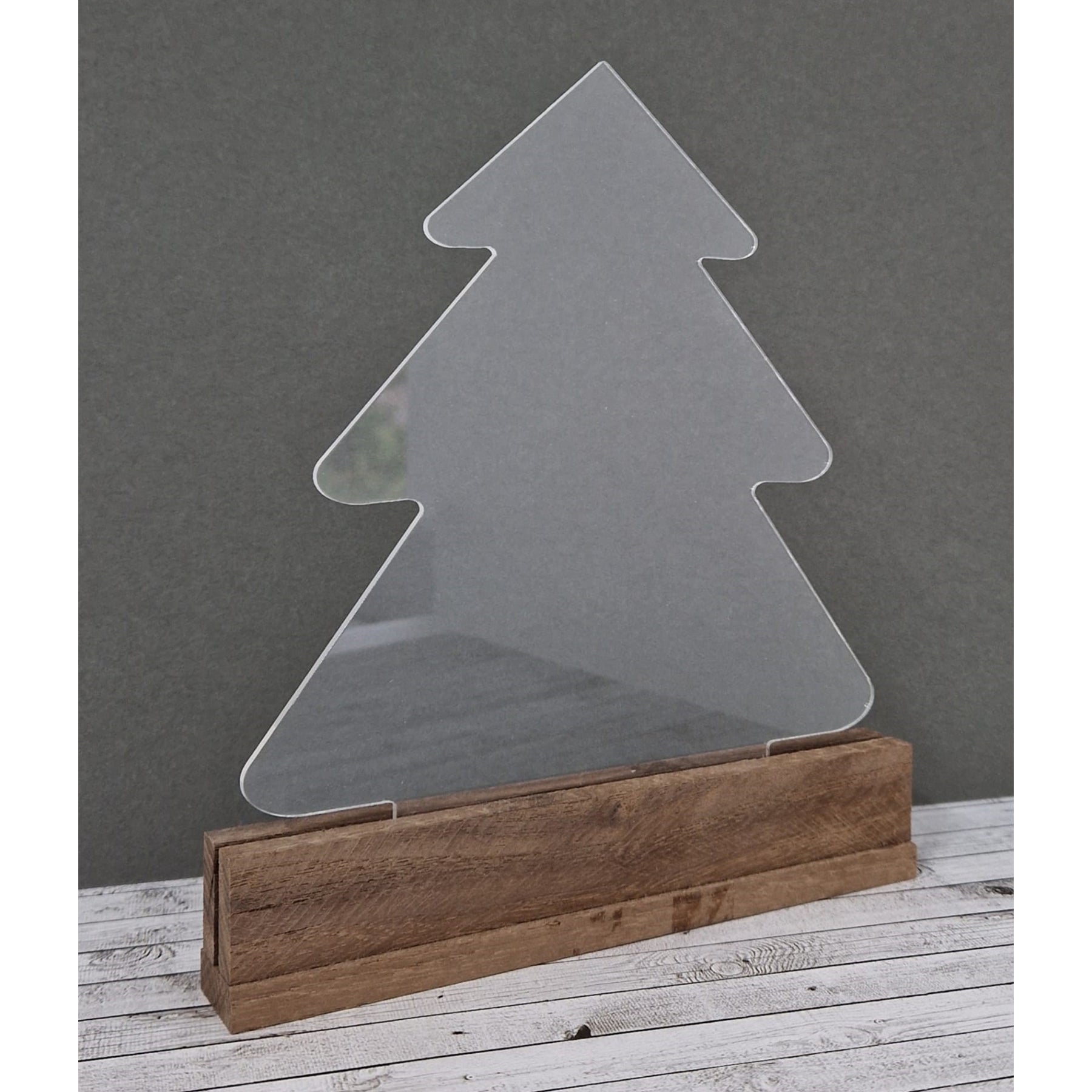 Crealive Acryl Laserzuschnitt - Tannenbaum Tilda Eine tolle Ergänzung zu den Bastel Klötzchen sind diese ultraklaren Acrylglasscheiben. Mit kreativer Fantasie lassen sich grossartige Kombi-Projekte erzielen, denn die Acrylglasscheiben harmonieren optimal mit den Klötzchen. Somit lässt sich der unendliche Klötzchen-Bastel-Horizont noch ein Stück erweitern. Du kannst die Tannenbaum-Scheibe für viele DIY-Schmuckstücke verwenden, wie z.B. - Aufsteller - Leuchtkästen - beleuchtete Schilder - Dekokästen