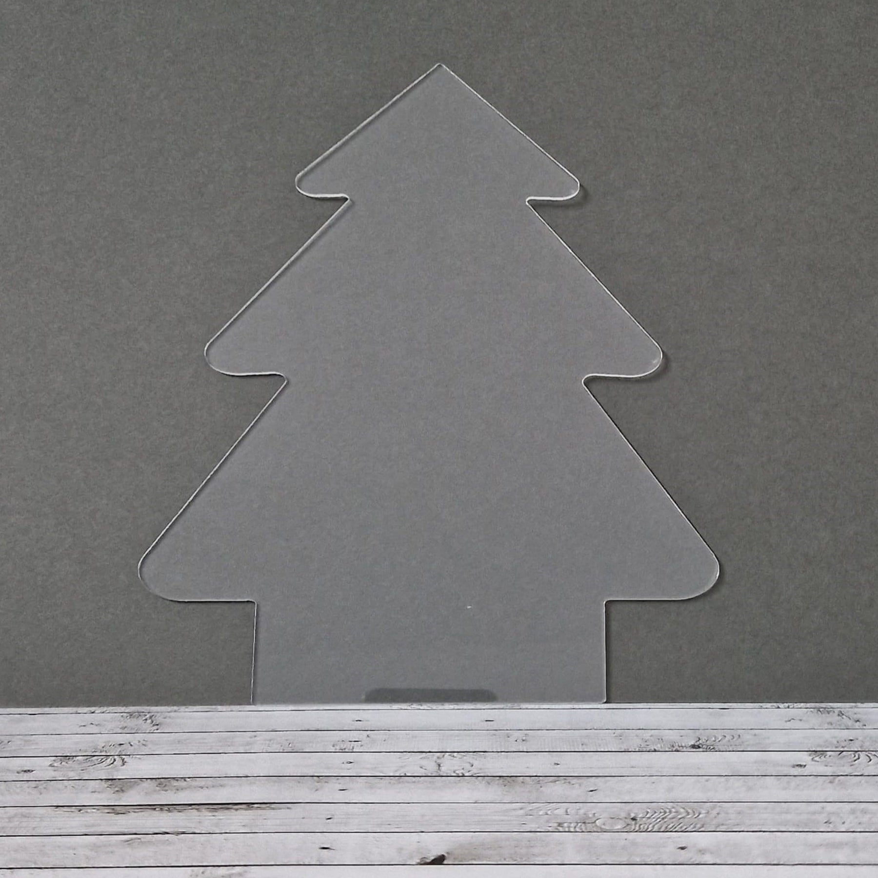 Crealive Acryl Laserzuschnitt - Tannenbaum Tilda Eine tolle Ergänzung zu den Bastel Klötzchen sind diese ultraklaren Acrylglasscheiben. Mit kreativer Fantasie lassen sich grossartige Kombi-Projekte erzielen, denn die Acrylglasscheiben harmonieren optimal mit den Klötzchen. Somit lässt sich der unendliche Klötzchen-Bastel-Horizont noch ein Stück erweitern. Du kannst die Tannenbaum-Scheibe für viele DIY-Schmuckstücke verwenden, wie z.B. - Aufsteller - Leuchtkästen - beleuchtete Schilder - Dekokästen
