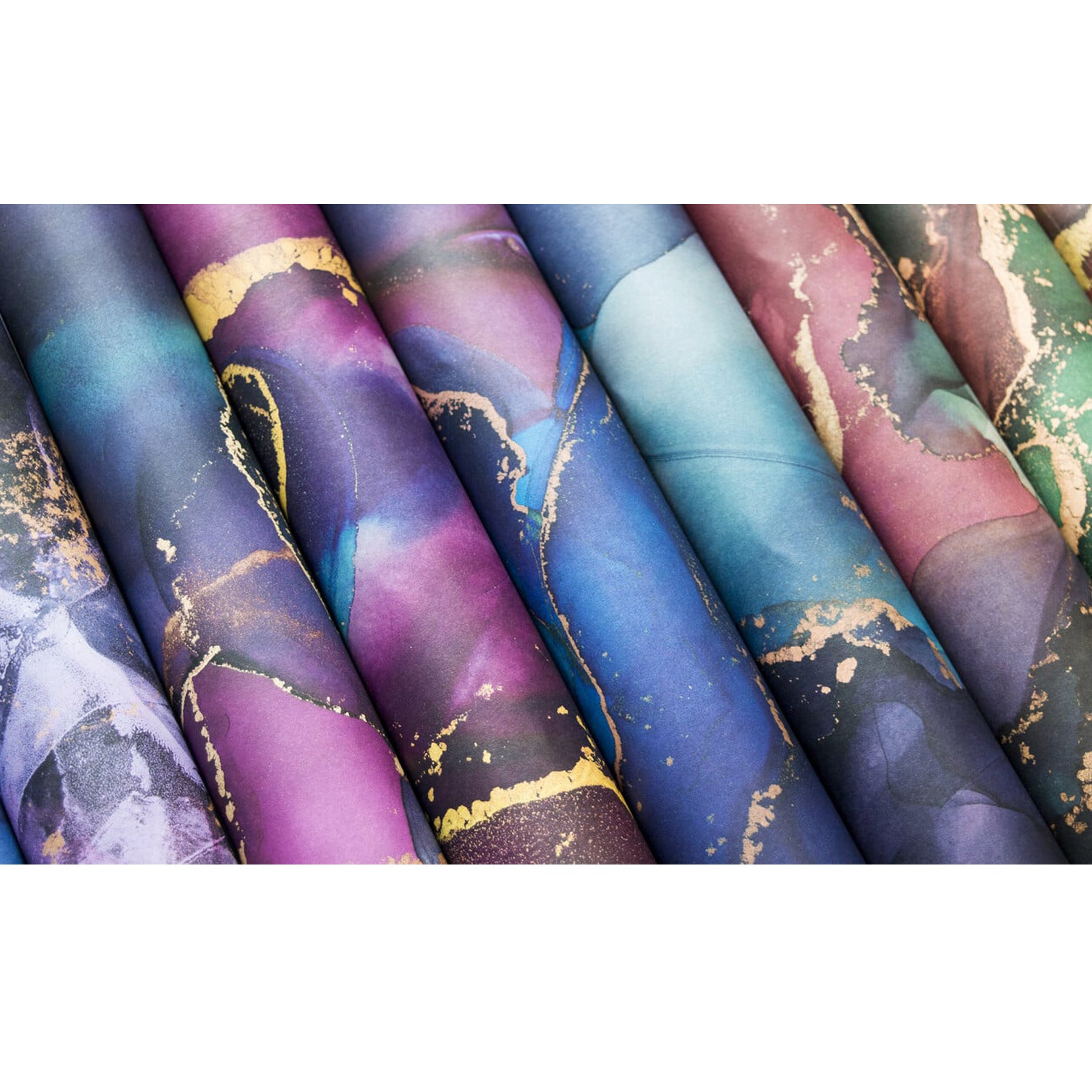 Crealive Premium Paper Pad 180 g/m2 - 6’’ x 6’’ - Ink Drops Midnight Inhalt: • 40 Bogen • 20 Designs • beidseitig bedruckt Spezifikationen: • 6’’ x 6’’ 15.25 cm x 15.25 cm) • 180 g/m2 • beidseitig bedruckt • säure- und ligninfrei • lässt sich gut schneiden Dieses Paper Pad / Designpapier ist geeignet für: • Karten-Verzierungen • Verpackungs-Dekoration • Plotten • Scrapbooking • Lettering • Basteln mit Kindern