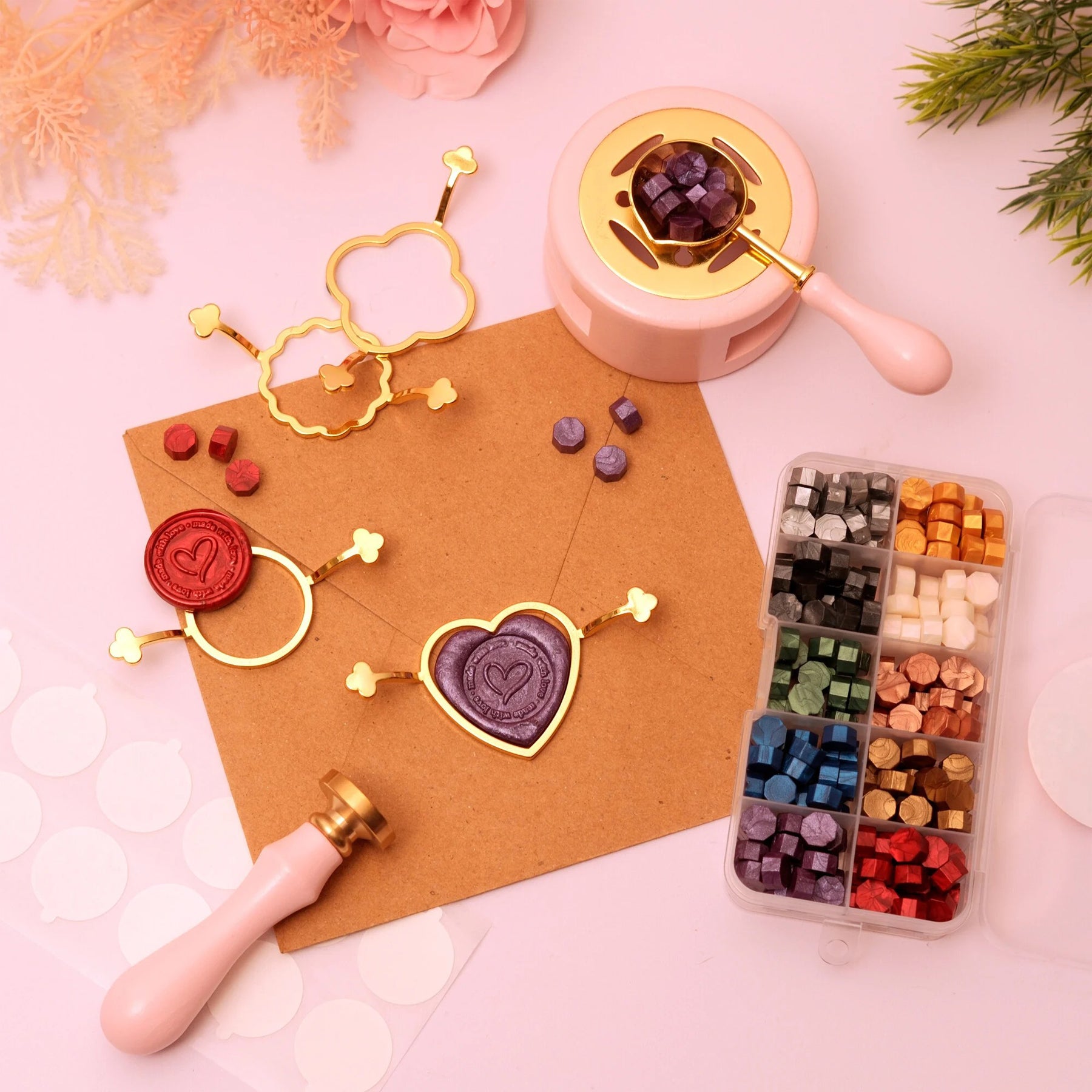 Crealive Wachsperlen - Metallic
Inhalt:
• 1 Box mit 10 Farben à 7 Gramm
Spezifikationen:
• Siegelwachs
• metallisch schimmernde Wachsperlen
• Farben: Gold, Creme, Rosé Gold, Champagner, Rot, Silber, Schwarz, Grün, Blau & Violett
• pro Siegel benötigst du ca. 2-3 Wachsperlen
Die Wachsperlen sind geeignet für:
• Siegel
• Highlights auf Karten oder Verpackungen
Marke: Studio Light
Verziere deine Briefe, Karten und Verpackungen mit traumhaften Siegel aus diesen Wachsperlen. In diesem Set sind 10 metallis