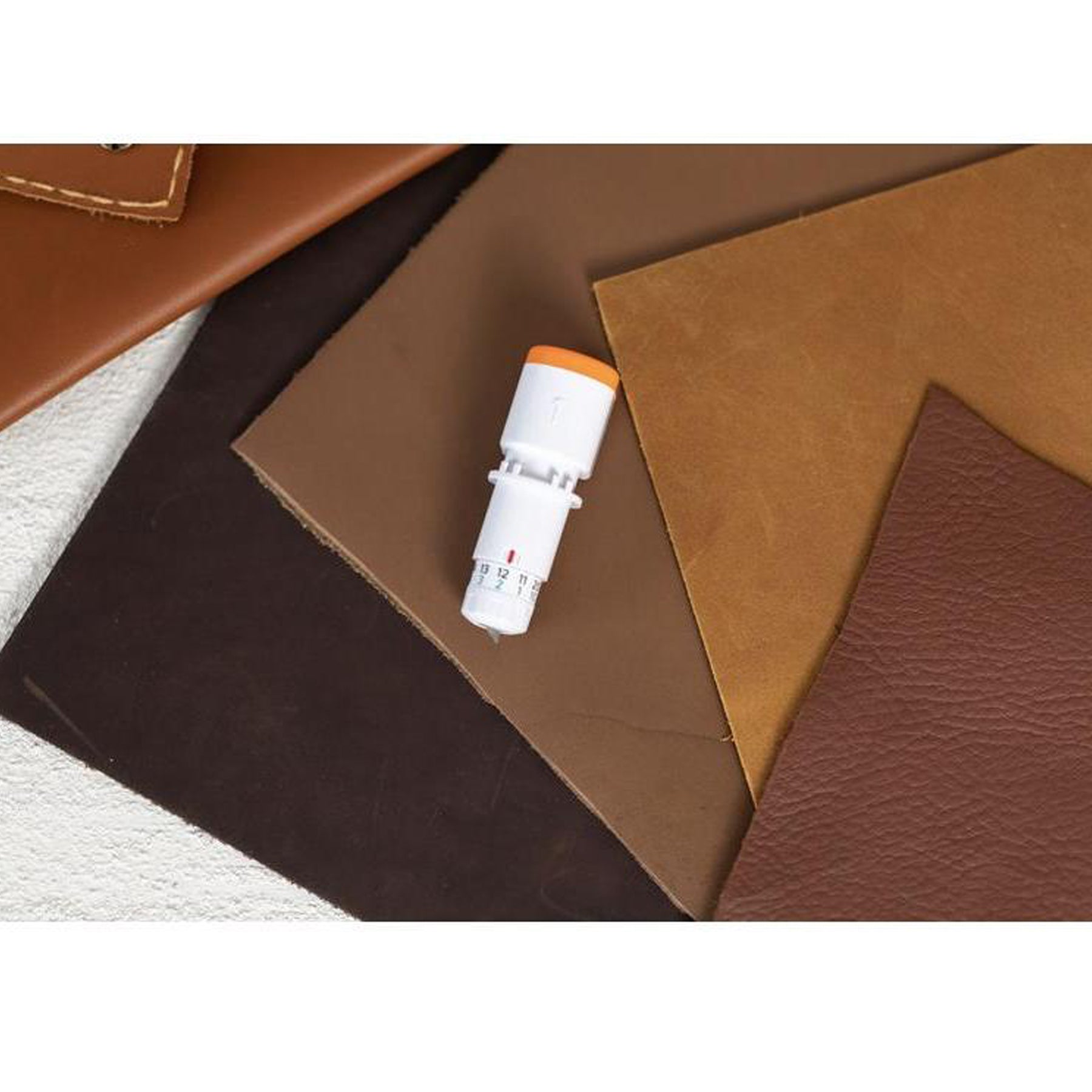 Crealive Silhouette 2 Kraft Blade - 2 mm Plotter-Messer (Cameo 4) Das Silhouette Kraft Blade ist speziell für den Silhouette Cameo 4. Das Kraft Blade verfügt über eine stufenlose manuelle Tiefeneinstellung von bis zu 2mm und einer Klinge aus Rostfreiem Stahl. Dank der maximalen Schnitt tiefe von 2 mm kannst du Materialien wie z.B.: Karton, Filz, Moosgummi und vieles mehr verarbeiten. Inhalt: 2 Silhouette 2 mm Kraft Blades