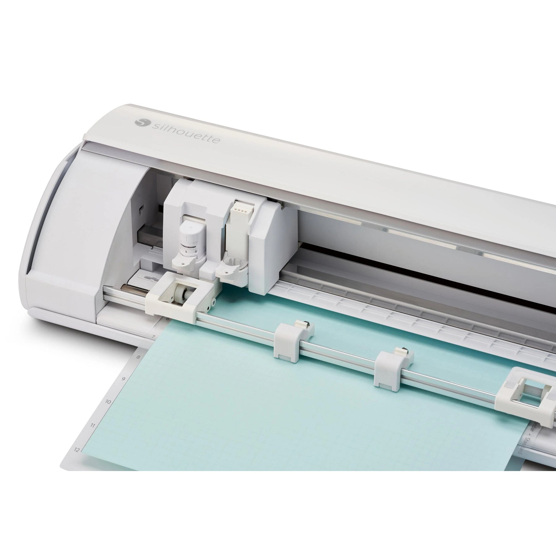 Crealive Die Silhouette Cameo 5 setzt in jeder Hinsicht einen drauf und bietet viele Neuerungen und Verbesserungen, die sie schnell zum neuen Liebling für Plotterfans machen dürfte. Neue Möglichkeiten durch Power Tools Die Silhouette Cameo 5 ist mit allen neuen Power Tools kompatibel und bietet Plotterfans somit neue Möglichkeiten. Folgenden Tools können mit der Silhouette Cameo 5 verwendet werden: Heisstransferstift Prägewerkzeug Universalstiftehalter Automatikmesser Manuelles Messer (1mm/2mm)