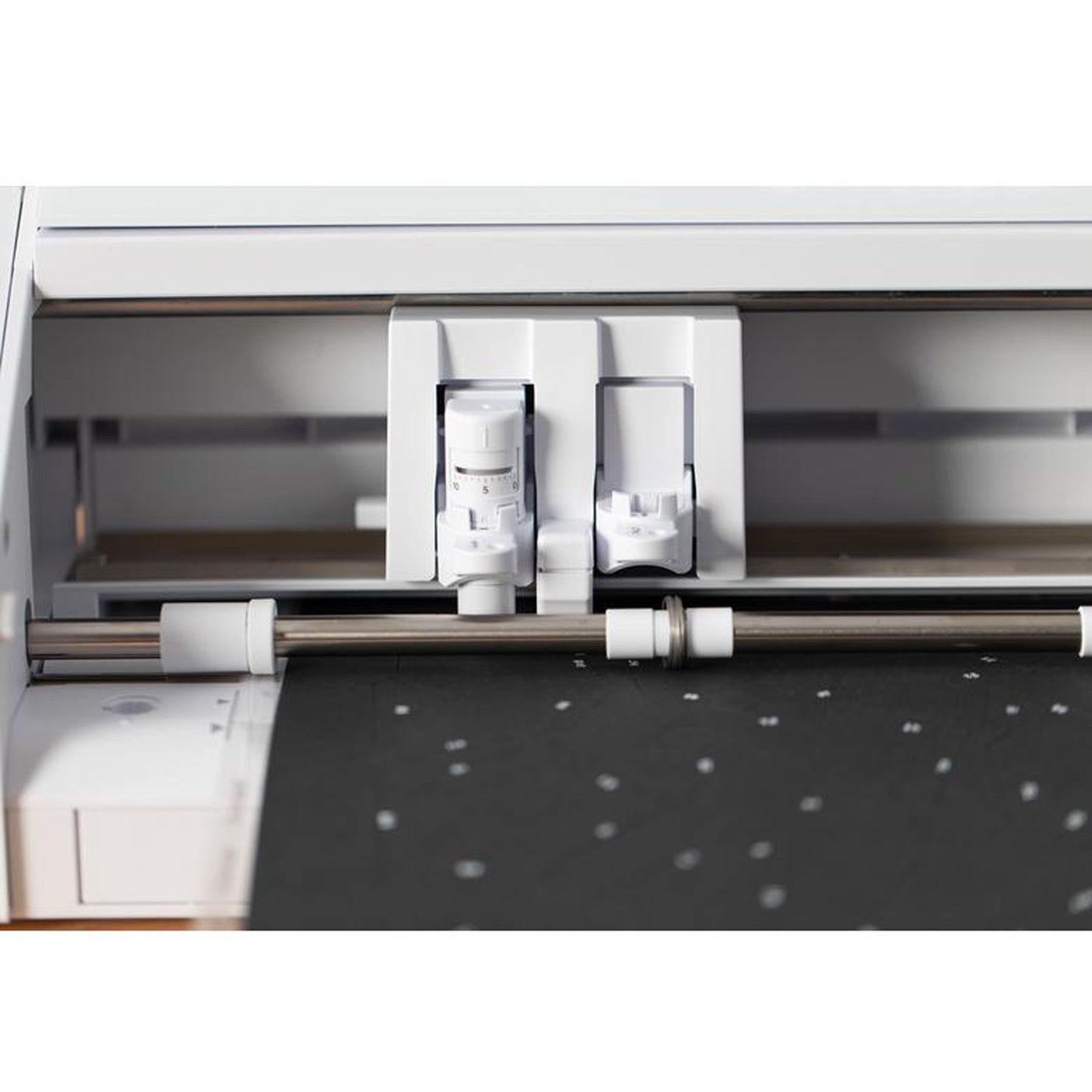 Crealive Silhouette Plotter-Messer - AutoBlade (Cameo 4,5, Curio 2 & Portrait 3,4) Mit dem AutoBlade musst du dein Messer nicht manuell einstellen. Lass einfach deine Maschine die ganze Arbeit für dich erledigen. Das Silhouette Studio®-Softwareprogramm bietet empfohlene Schnitteinstellungen für gängige Materialtypen und du kannst diese in der Software nach Bedarf anpassen. Wenn du dann dein Design an deinen Silhouette sendest, passt dein Gerät dein AutoBlade