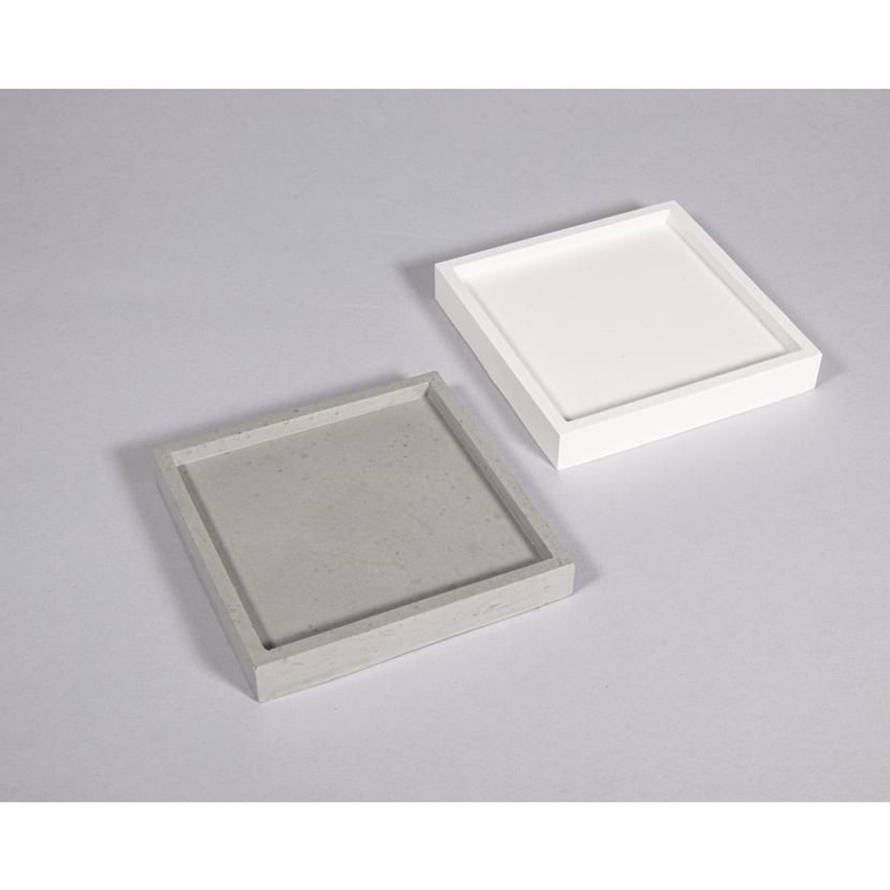 Crealive Giessform Silikon - Untersetzer Quadrat Du suchst ein Home-Accessoire als ultimativen Eyecatcher? Mit dieser hochwertigen Silikon-Giessform gelingen im Trend liegende, handgegossene Schalen/Untersetzer aus Raysin-Giesspulver. Inhalt: 1 Giessform Silikon - Untersetzer Quadrat Spezifikationen: Material: hochwertiges Silikon Formgrösse: 10 x 10 cm Höhe: 1.5 cm