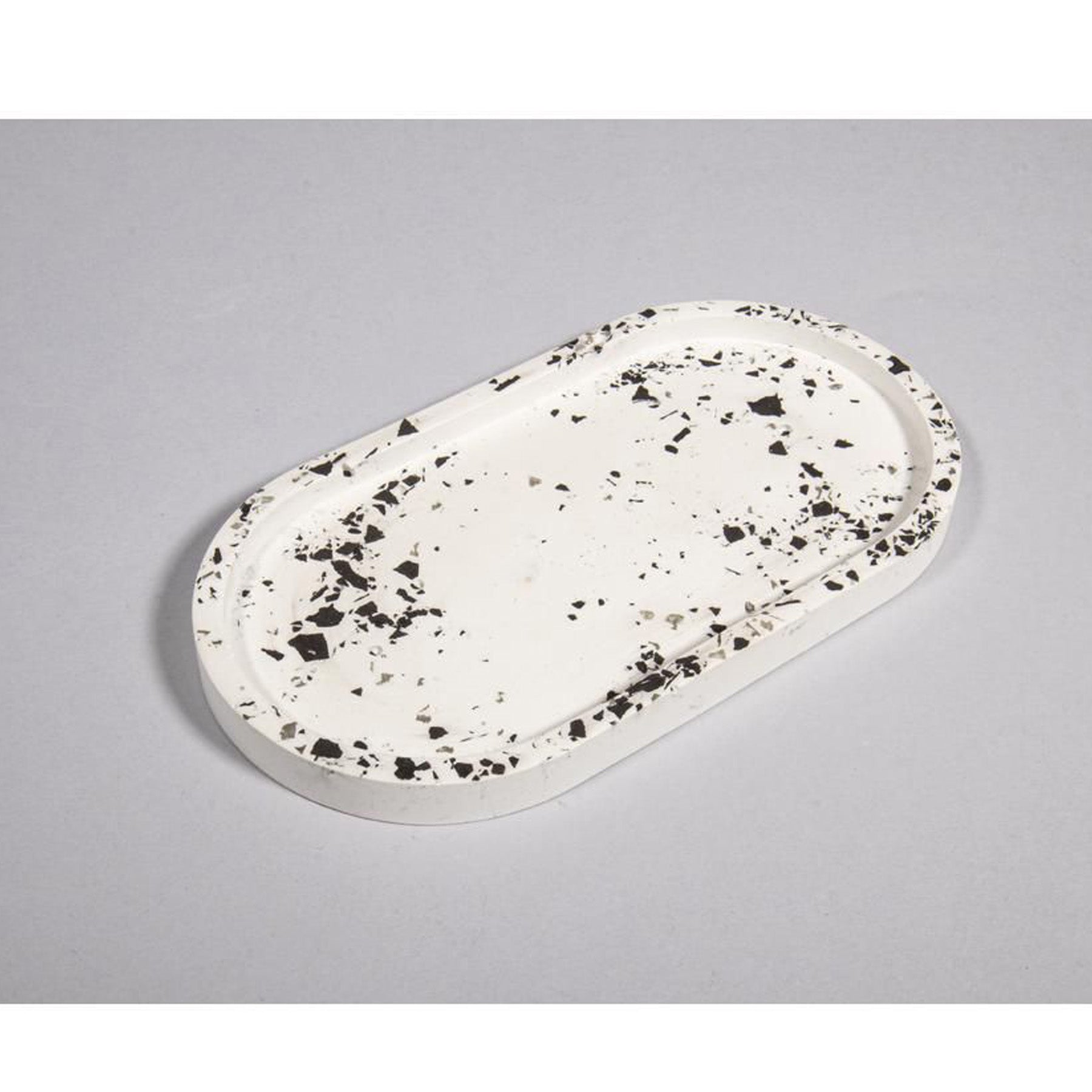 Crealive Giessform Silikon - Untersetzer Oval Du suchst ein Home-Accessoire als ultimativen Eyecatcher? Mit dieser hochwertigen Silikon-Giessform gelingen im Trend liegende, handgegossene Schalen/Untersetzer aus Raysin-Giesspulver. Inhalt: 1 Giessform Silikon - Untersetzer Oval Spezifikationen: Material: hochwertiges Silikon Formgrösse: 17.8 x 9.5 cm Höhe: 1.6 cm äusserst elastisch formstabil