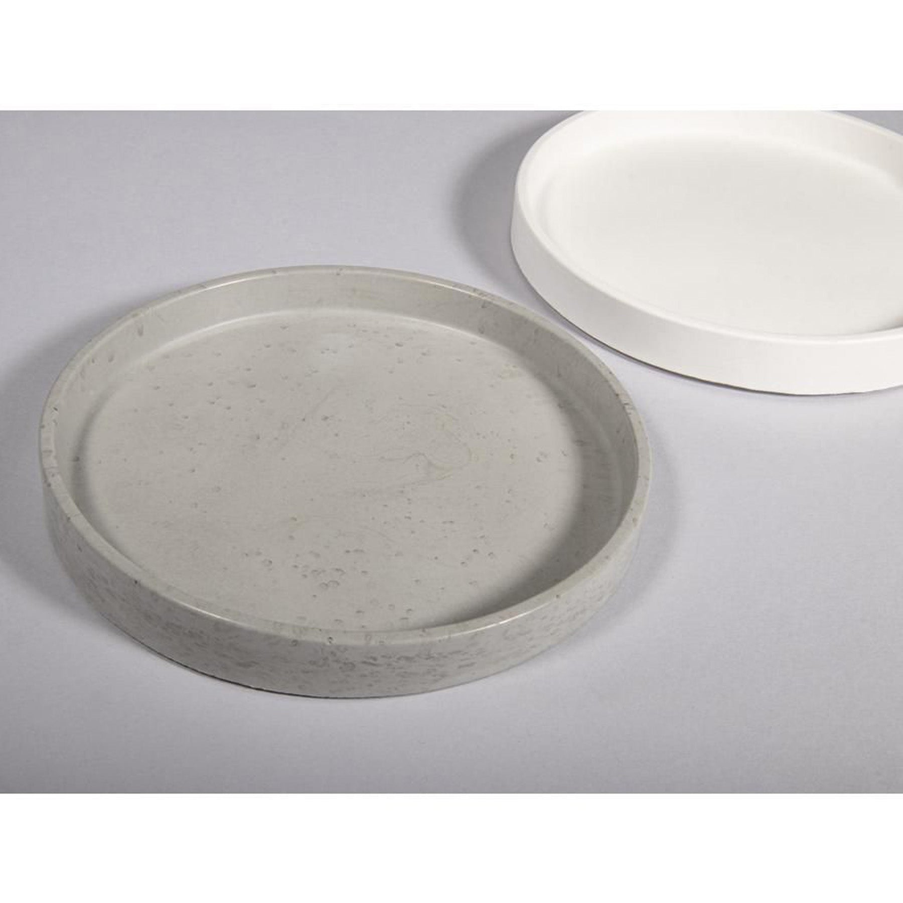 Crealive Giessform Silikon - Untersetzer Rund Du suchst ein Home-Accessoire als ultimativen Eyecatcher? Mit dieser hochwertigen Silikon-Giessform gelingen im Trend liegende, handgegossene Schalen/Untersetzer aus Raysin-Giesspulver. Inhalt: 1 Giessform Silikon - Untersetzer Rund Spezifikationen: Material: hochwertiges Silikon Durchmesser: 17 cm Höhe: 2.1 cm äusserst elastisch formstabil