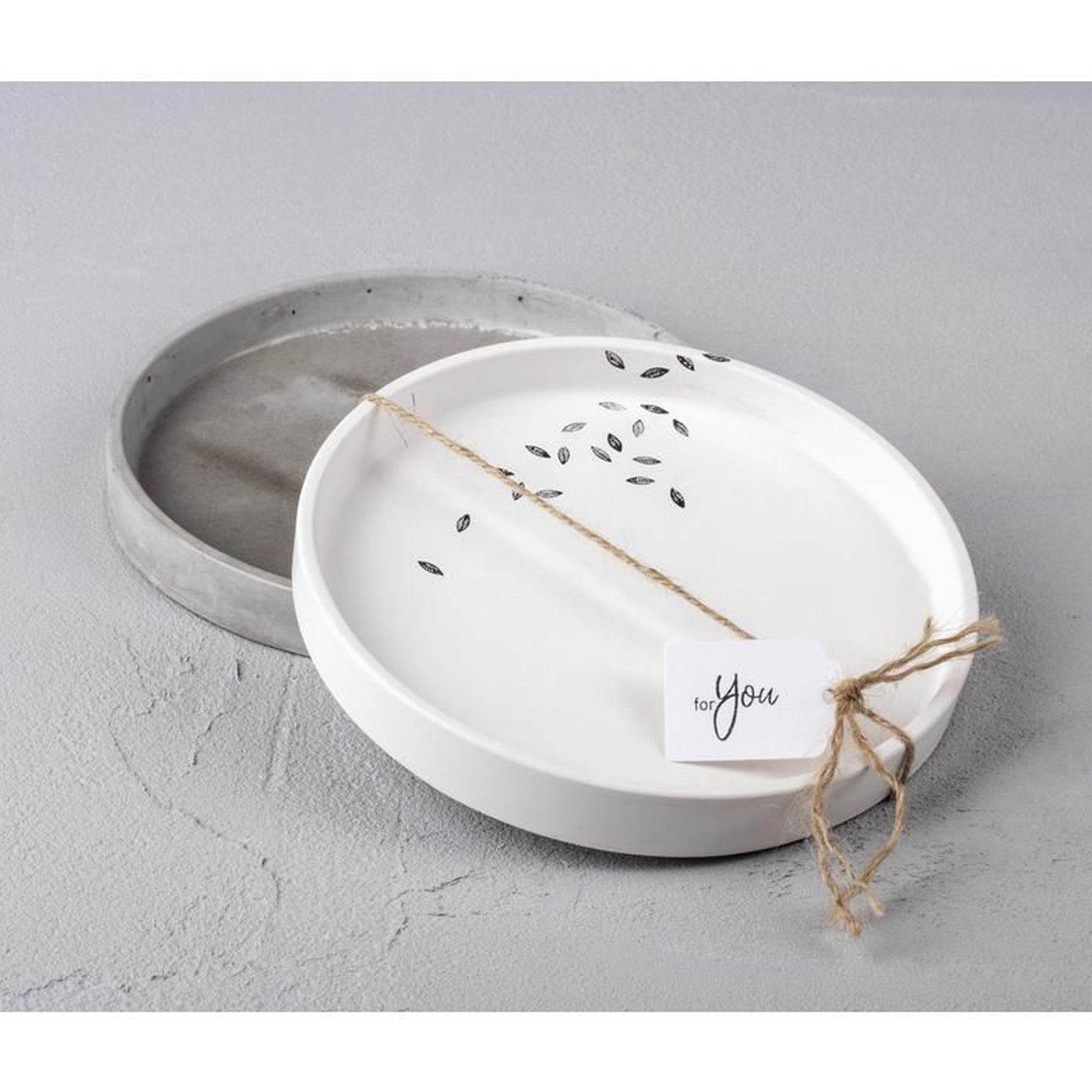 Crealive Giessform Silikon - Untersetzer Rund Du suchst ein Home-Accessoire als ultimativen Eyecatcher? Mit dieser hochwertigen Silikon-Giessform gelingen im Trend liegende, handgegossene Schalen/Untersetzer aus Raysin-Giesspulver. Inhalt: 1 Giessform Silikon - Untersetzer Rund Spezifikationen: Material: hochwertiges Silikon Durchmesser: 17 cm Höhe: 2.1 cm äusserst elastisch formstabil