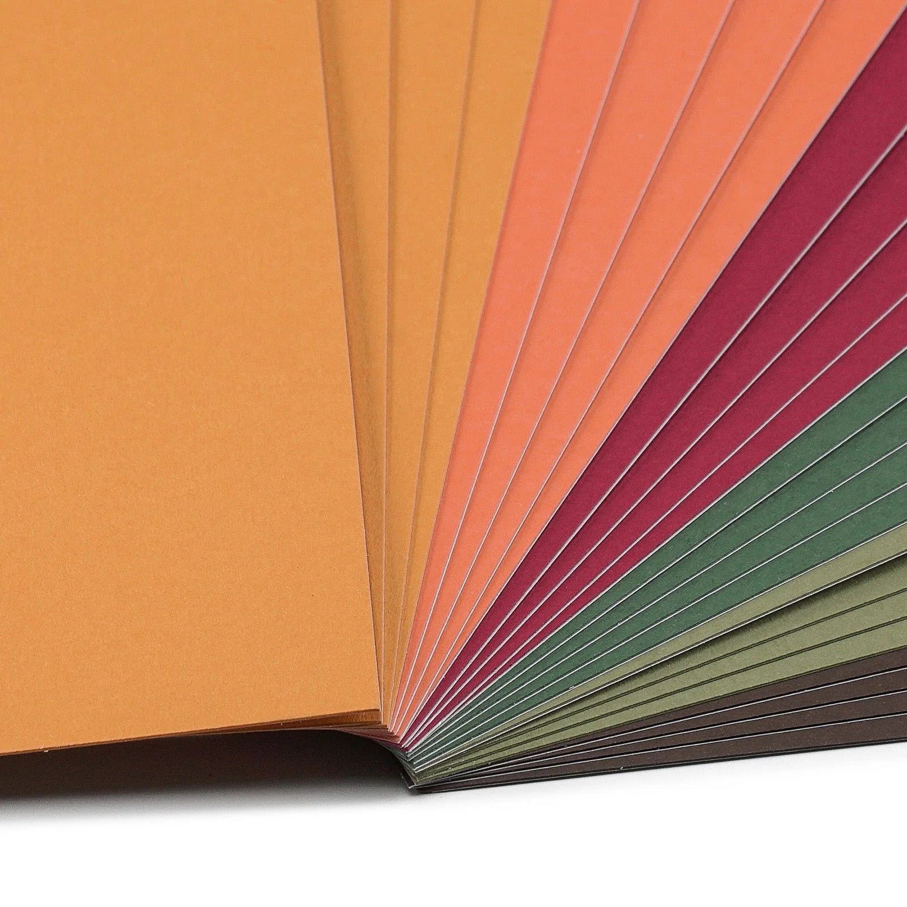 Crealive Stickerpapier Cardstock - 30.5 cm x 30.5 cm - Herbst Das Stickerpapier haftet direkt, dank einer sehr starken Klebeschicht. Du kannst es auch bedrucken und beschrieben. Es ist auch kompatibel mit den meisten Stanz- und Prägemaschinen. Inhalt: 24 Blätter Grösse: 12" x 12" (30.5 cm x 30.5 cm) 216 g/m2 6 Farben Stickerpapier Cardstock ist geeignet für: Scrapbooking-Seiten Karten Einladungen Dekorationen Papierprojekte