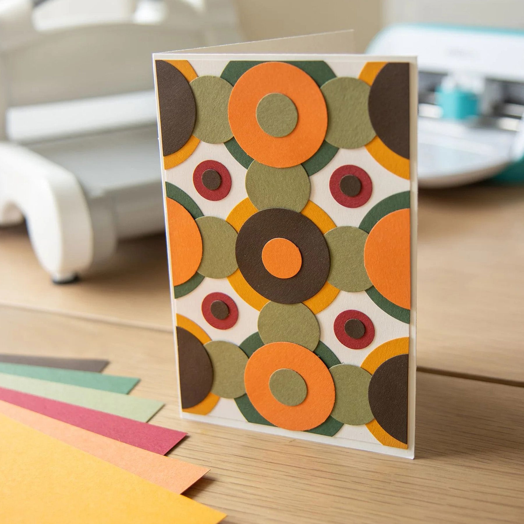 Crealive Stickerpapier Cardstock - 30.5 cm x 30.5 cm - Herbst Das Stickerpapier haftet direkt, dank einer sehr starken Klebeschicht. Du kannst es auch bedrucken und beschrieben. Es ist auch kompatibel mit den meisten Stanz- und Prägemaschinen. Inhalt: 24 Blätter Grösse: 12" x 12" (30.5 cm x 30.5 cm) 216 g/m2 6 Farben Stickerpapier Cardstock ist geeignet für: Scrapbooking-Seiten Karten Einladungen Dekorationen Papierprojekte