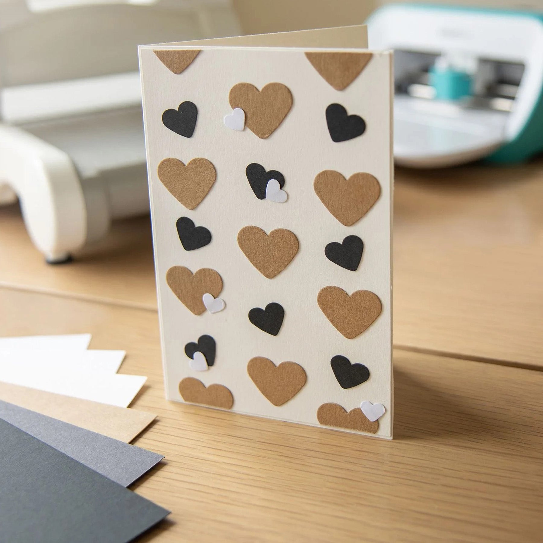 Crealive Stickerpapier Cardstock - 30.5 cm x 30.5 cm - Neutral Das Stickerpapier haftet direkt, dank einer sehr starken Klebeschicht. Du kannst es auch bedrucken und beschrieben. Es ist auch kompatibel mit den meisten Stanz- und Prägemaschinen. Inhalt: 24 Blätter Grösse: 12" x 12" (30.5 cm x 30.5 cm) 216 g/m2 6 Farben Stickerpapier Cardstock ist geeignet für: Scrapbooking-Seiten Karten Einladungen Dekorationen Papierprojekte