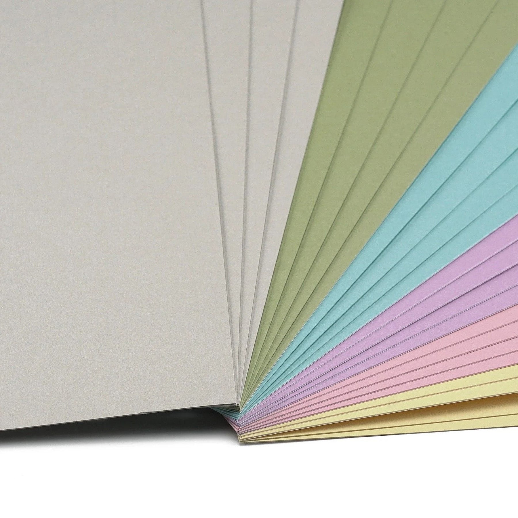 Crealive Stickerpapier Cardstock - 30.5 cm x 30.5 cm - Pastell Das Stickerpapier haftet direkt, dank einer sehr starken Klebeschicht. Du kannst es auch bedrucken und beschrieben. Es ist auch kompatibel mit den meisten Stanz- und Prägemaschinen. Inhalt: 24 Blätter Grösse: 12" x 12" (30.5 cm x 30.5 cm) 216 g/m2 6 Farben Stickerpapier Cardstock ist geeignet für: Scrapbooking-Seiten Karten Einladungen Dekorationen Papierprojekte