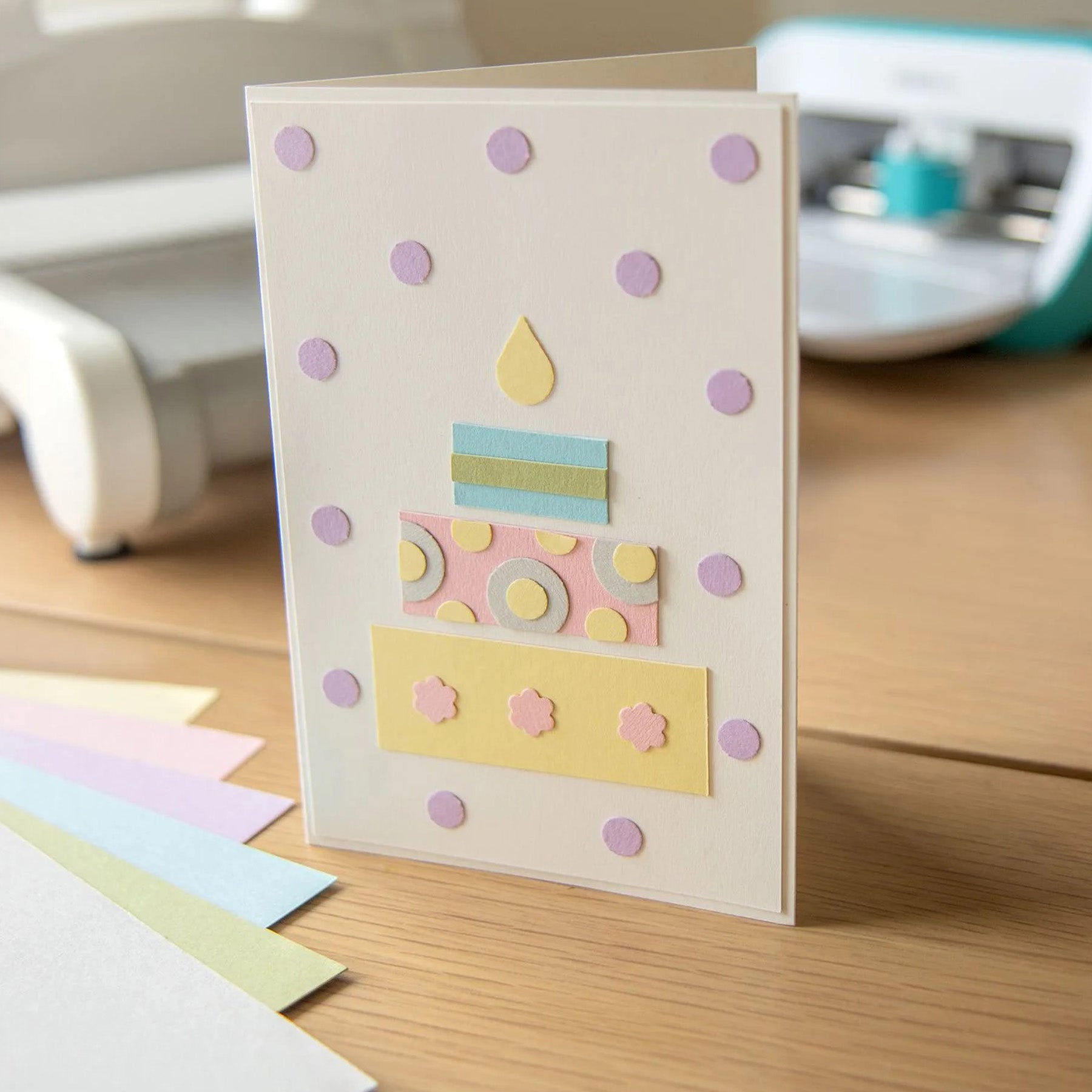 Crealive Stickerpapier Cardstock - 30.5 cm x 30.5 cm - Pastell Das Stickerpapier haftet direkt, dank einer sehr starken Klebeschicht. Du kannst es auch bedrucken und beschrieben. Es ist auch kompatibel mit den meisten Stanz- und Prägemaschinen. Inhalt: 24 Blätter Grösse: 12" x 12" (30.5 cm x 30.5 cm) 216 g/m2 6 Farben Stickerpapier Cardstock ist geeignet für: Scrapbooking-Seiten Karten Einladungen Dekorationen Papierprojekte