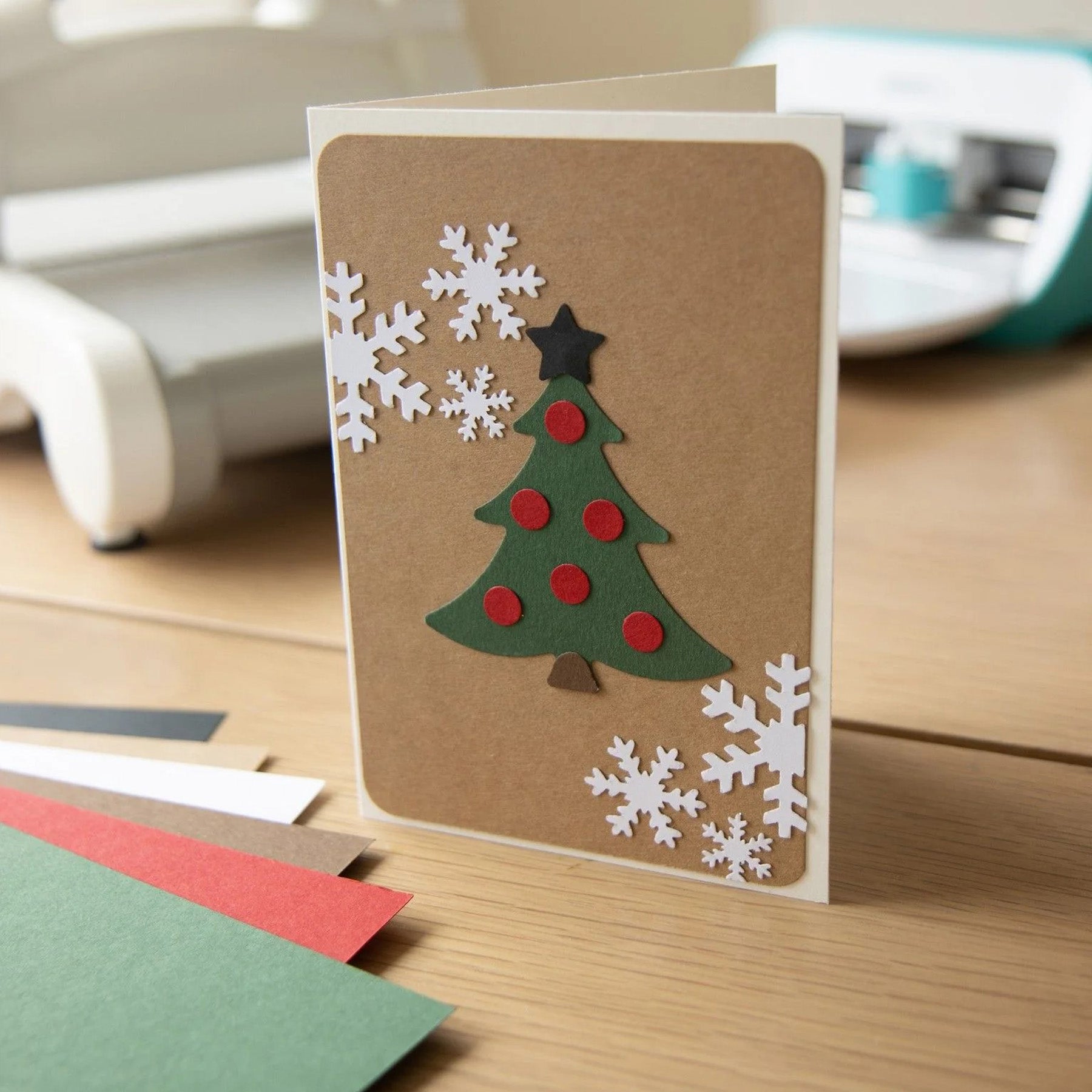 Crealive Stickerpapier Cardstock - 30.5 cm x 30.5 cm - Weihnachten Das Stickerpapier haftet direkt, dank einer sehr starken Klebeschicht. Du kannst es auch bedrucken und beschrieben. Es ist auch kompatibel mit den meisten Stanz- und Prägemaschinen. Inhalt: 24 Blätter Grösse: 12" x 12" (30.5 cm x 30.5 cm) 216 g/m2 6 Farben Stickerpapier Cardstock ist geeignet für: Scrapbooking-Seiten Karten Einladungen Dekorationen Papierprojekte
