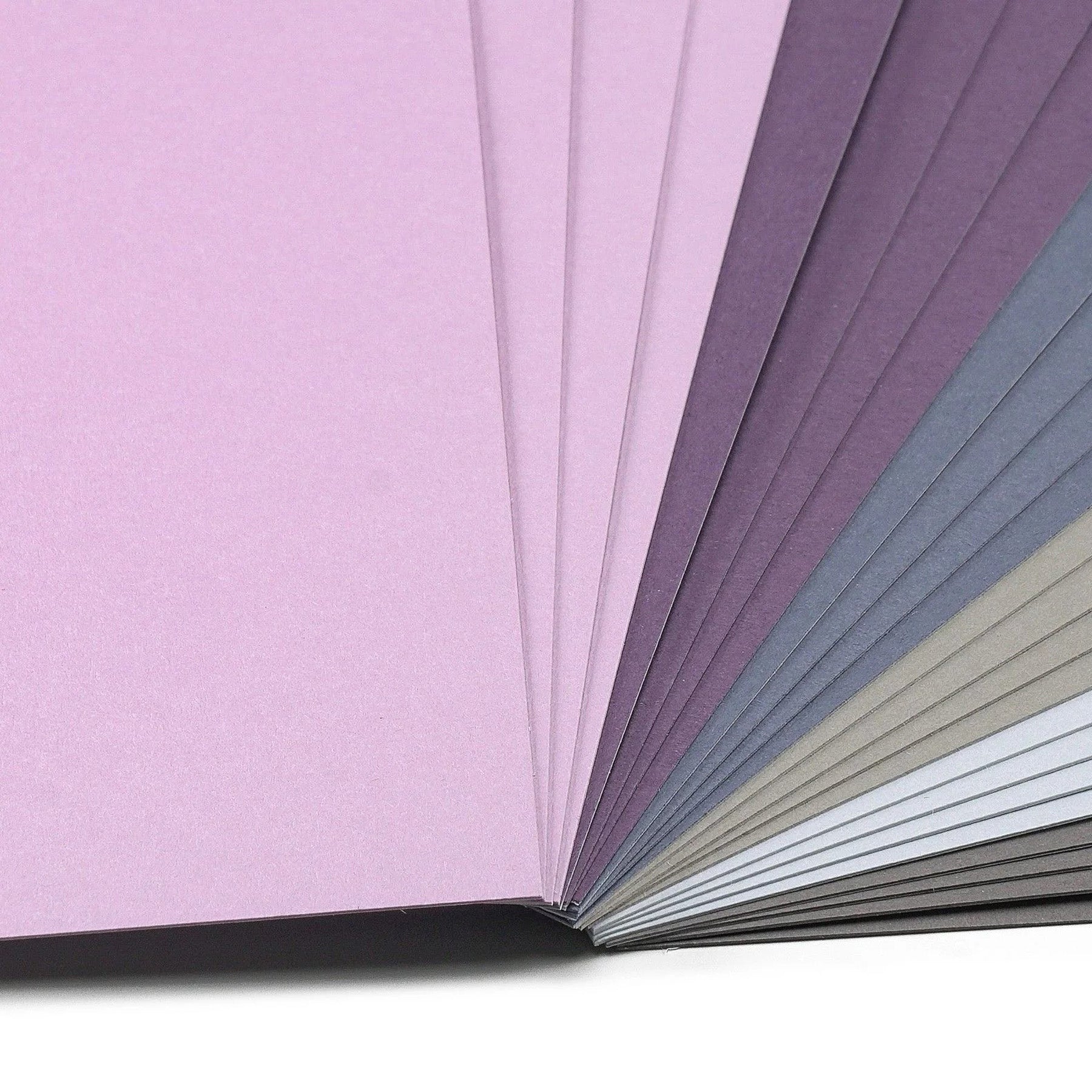 Crealive Stickerpapier Cardstock - 30.5 cm x 30.5 cm - Winter Das Stickerpapier haftet direkt, dank einer sehr starken Klebeschicht. Du kannst es auch bedrucken und beschrieben. Es ist auch kompatible mit den meisten Stanz- und Prägemaschinen. Inhalt: 24 Blätter Grösse: 12" x 12" (30.5 cm x 30.5 cm) 216 g/m2 6 Farben