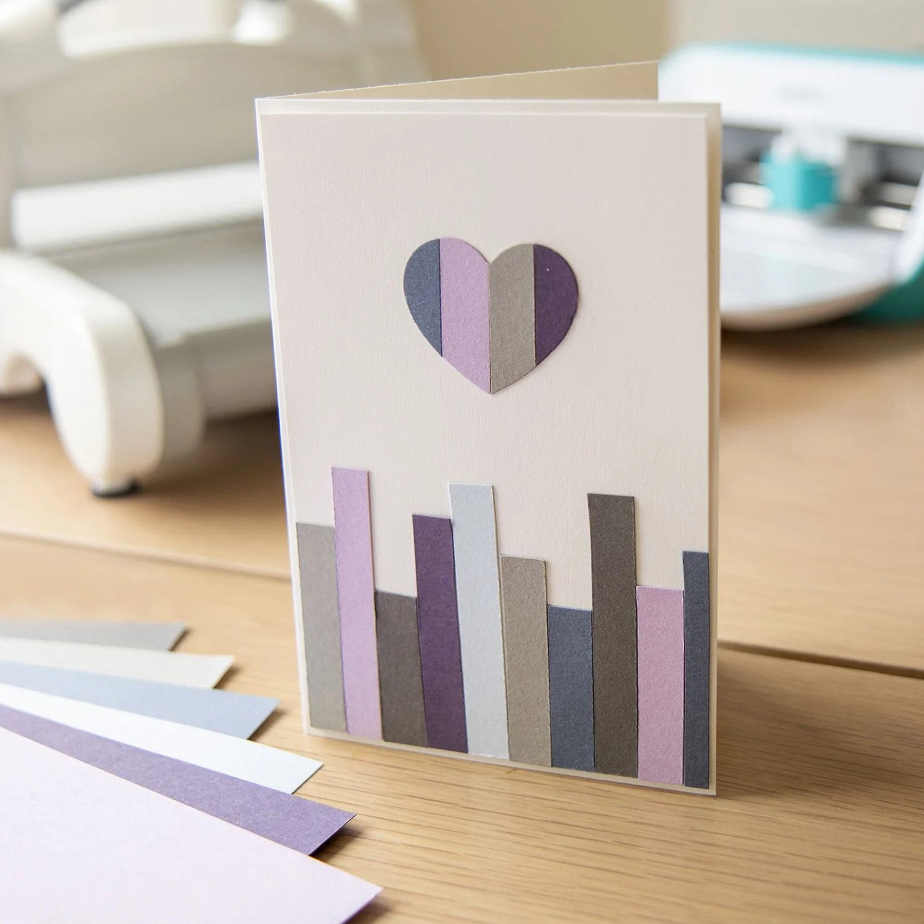 Crealive Stickerpapier Cardstock - 30.5 cm x 30.5 cm - Winter Das Stickerpapier haftet direkt, dank einer sehr starken Klebeschicht. Du kannst es auch bedrucken und beschrieben. Es ist auch kompatible mit den meisten Stanz- und Prägemaschinen. Inhalt: 24 Blätter Grösse: 12" x 12" (30.5 cm x 30.5 cm) 216 g/m2 6 Farben