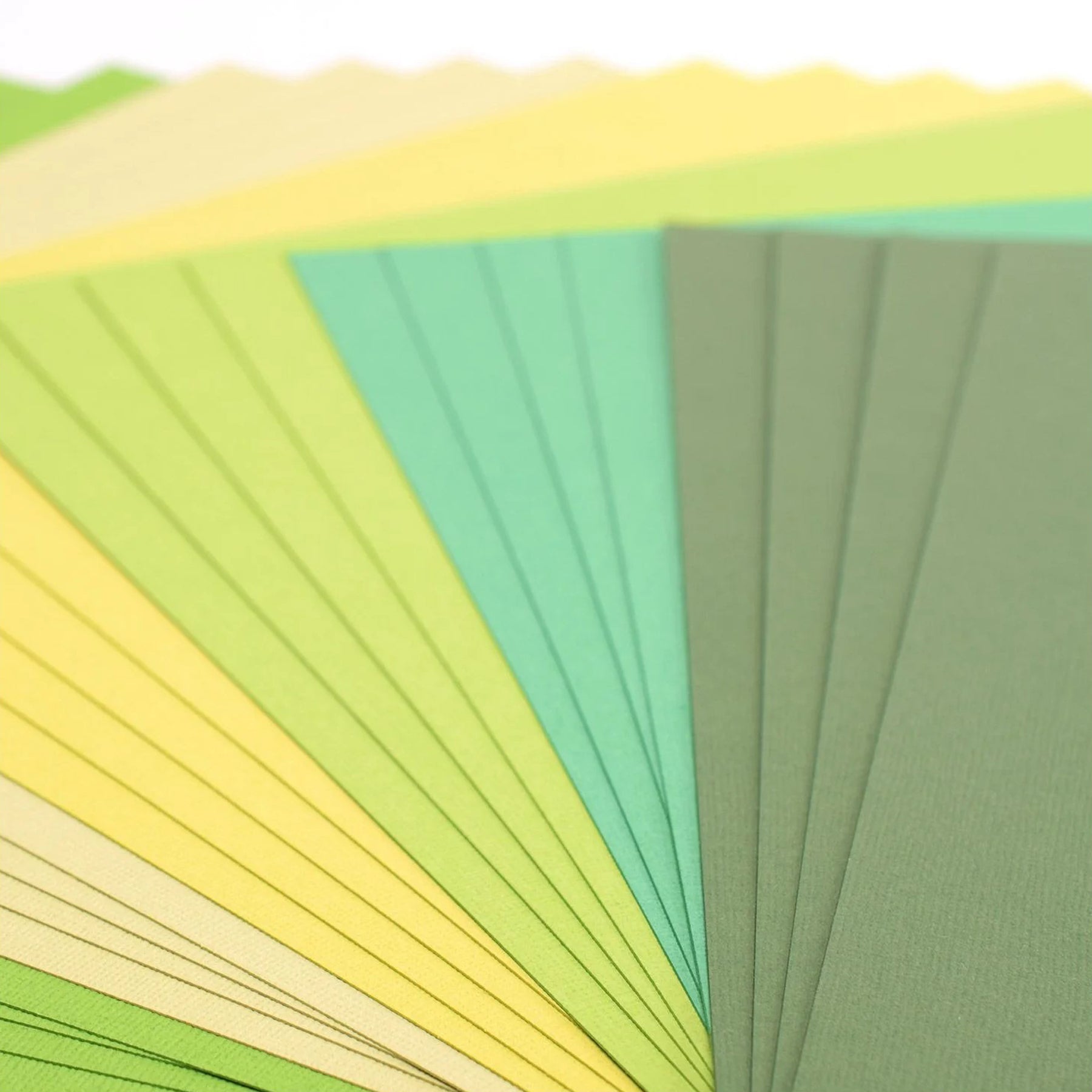 Crealive Cardstock Basic Multipack 216 g/m2 - 12’’ x 12’’ - Grün Strukturiert (24 Cardstock)
Spezifikationen:
• 12’’ x 12’’ (30.5 cm x 30.5 cm)
• 216 g/m2
• beidseitig farbig (voll durchgefärbt)
• beschreibbar
• säurefrei
• strukturierte Oberfläche
Inhalt:
• 4 x Cardstock Pine
• 4 x Cardstock Holly
• 4 x Cardstock Lime
• 4 x Cardstock Pistachio
• 4 x Cardstock Anise
• 4 x Cardstock Frog
Dieses Cardstock / Bastelpapier ist geeignet für:
• Karten
• Karten-Verzierungen
• Plotten
• Stanzen
• Prägen
• Gesch