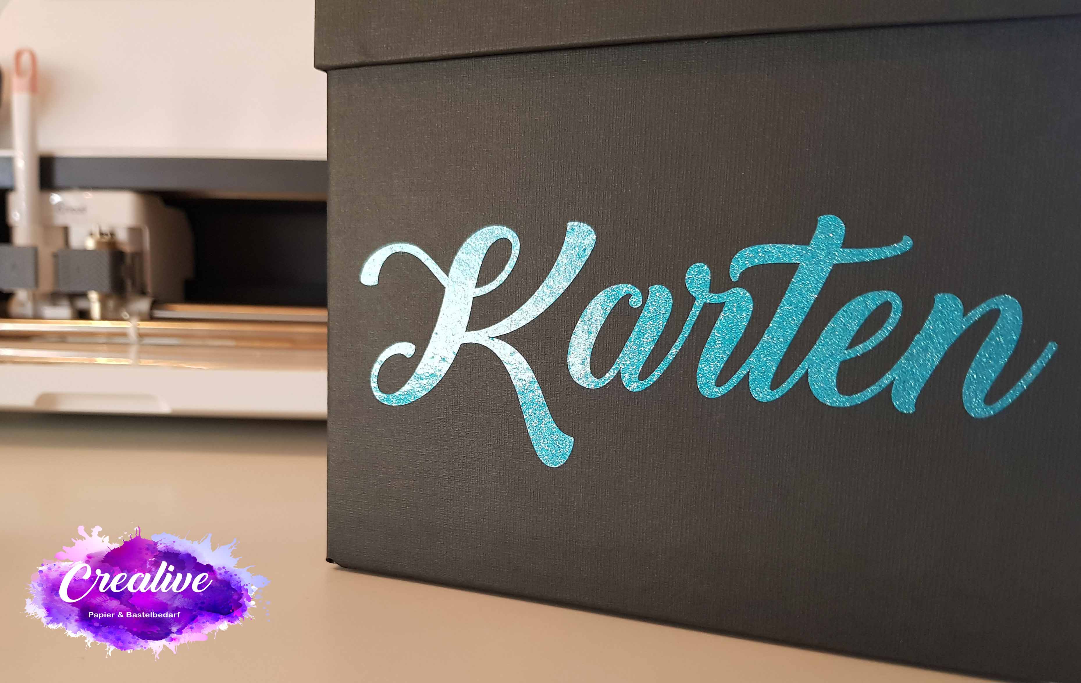 Crealive Ritrama Gemstone Cast Metallic Vinylfolie
Die Ritrama Gemstone Cast Metallic Glitter Plotterfolie ist eine sehr hochwertige, gegossene Plotterfolie mit grober Metallic-Körnung.
Die Ritrama Gemstone Metallic Glitter Plotterfolie ist 75 µ stark, besitzt eine hochglänzende Oberfläche mit einer ausgezeichneten Farbtiefe und einem sehr schönen Metalleffekt. Die vielen Farben mit teilweise eingefärbtem Kleber sorgt für ganz besondere Farbbrillanz. Die tolle, glitzernde Vinylfolie hält bis 5 Jahre im A