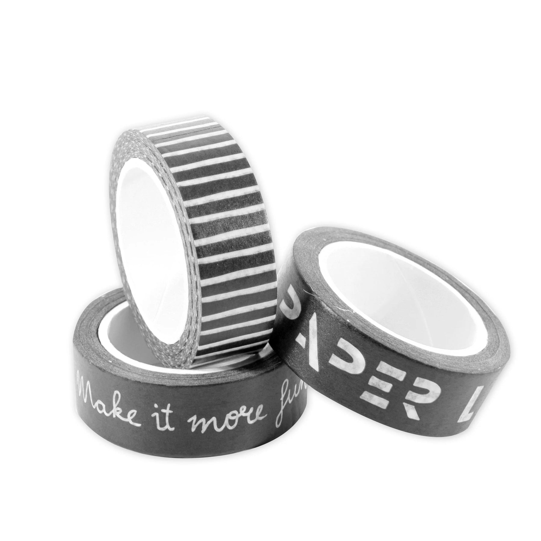 Crealive Washi-Tape - Paperfuel Schwarz / Weiss
Diese 3 Washi Tapes sind mit Mustern & Sprüchen in Schwarz und Weiss versehen.
Spezifikationen:
• 3 Washi Tapes
• Farben: Schwarz & Weiss
• Breite: je 15 mm
• Länge: je 10 m
• dekoratives selbstklebendes Tape
Washi Tapes sind geeignet für:
• Papier- & Karten-Verzierungen
• Scrapbooking
• Mixed Media
• Journaling
Marke: Paperfuel
Suchbegriffe: Washi, Tape, gemustertes Tape, Washitape