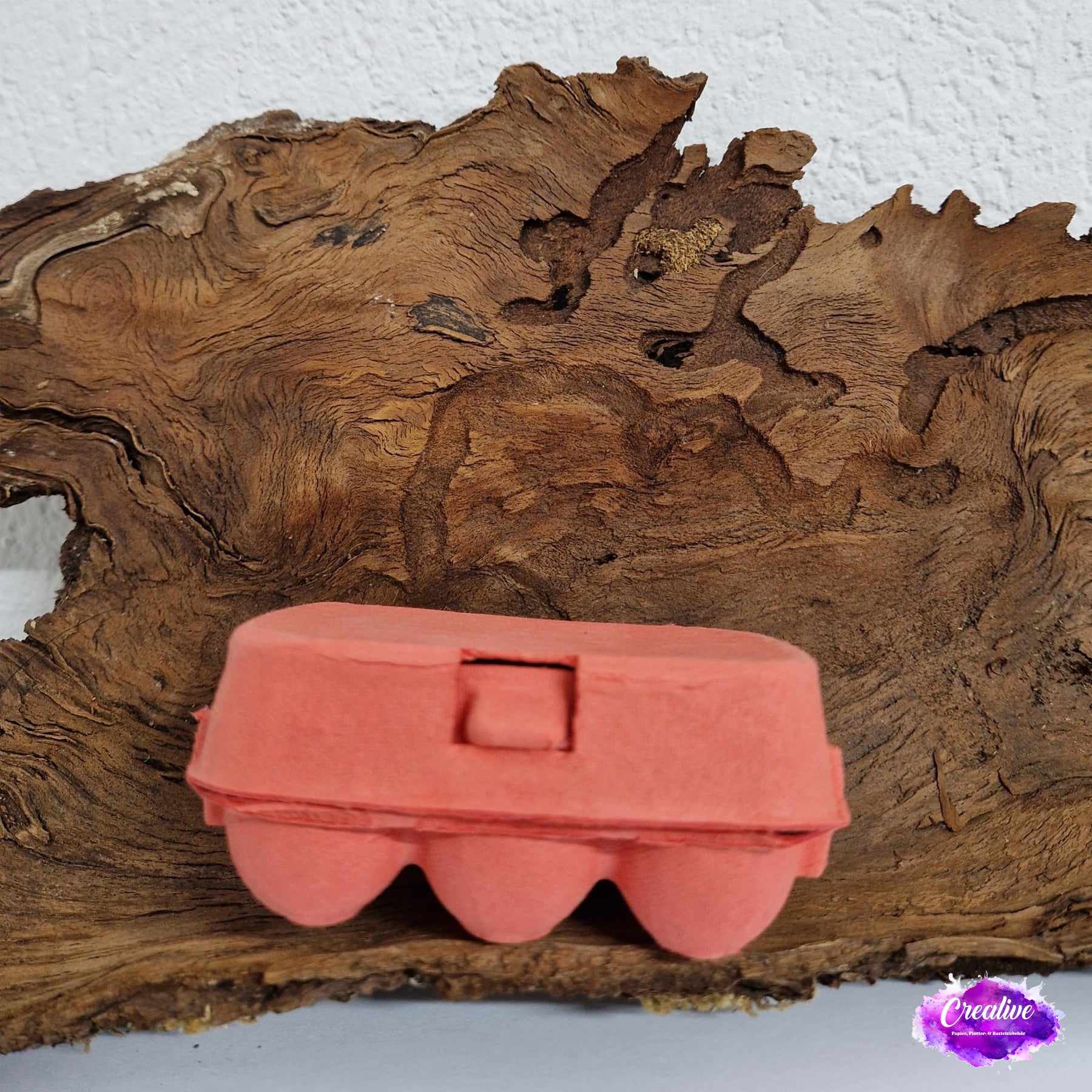 Crealive 6er Mini Eierschachtel
Mit dieser 6er Mini Eierschachtel hast du eine besonders süsse Alternative, um 6 Schoggi-Eier darin zu verschenken & deine Liebsten zu überraschen an Ostern! Du kannst sie hübsch verpacken mit einer schönen Banderole oder du erstellst eine Etikette für den flachen Deckel. Mit diesem Mini Eierkarton verschenkst du Freude und überraschst deine Lieben mit dem Inhalt. Natürlich kannst du auch andere Sachen darin verschenken; so oder so wird die Freude riesig sein.