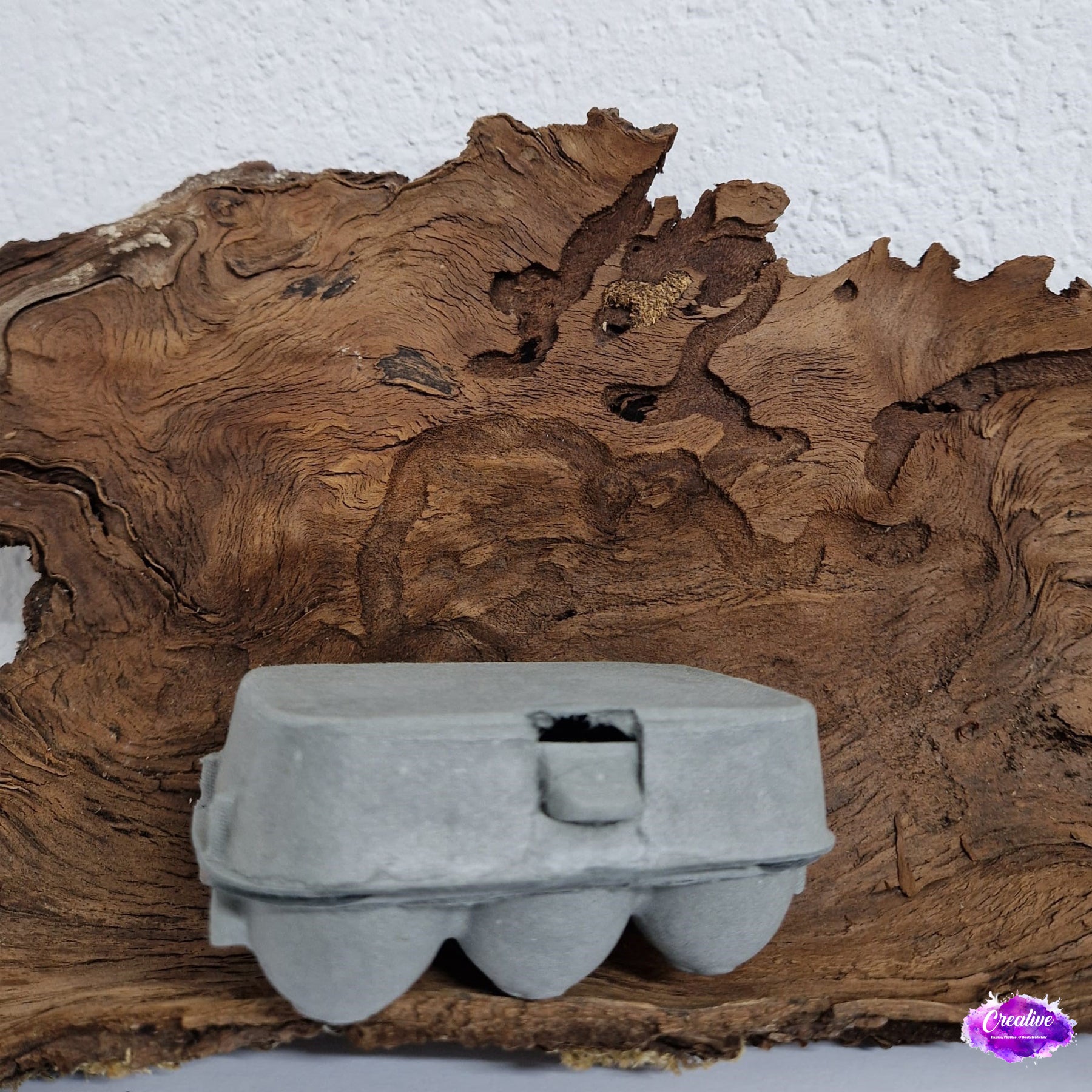Crealive 6er Mini Eierschachtel
Mit dieser 6er Mini Eierschachtel hast du eine besonders süsse Alternative, um 6 Schoggi-Eier darin zu verschenken & deine Liebsten zu überraschen an Ostern! Du kannst sie hübsch verpacken mit einer schönen Banderole oder du erstellst eine Etikette für den flachen Deckel. Mit diesem Mini Eierkarton verschenkst du Freude und überraschst deine Lieben mit dem Inhalt. Natürlich kannst du auch andere Sachen darin verschenken; so oder so wird die Freude riesig sein.