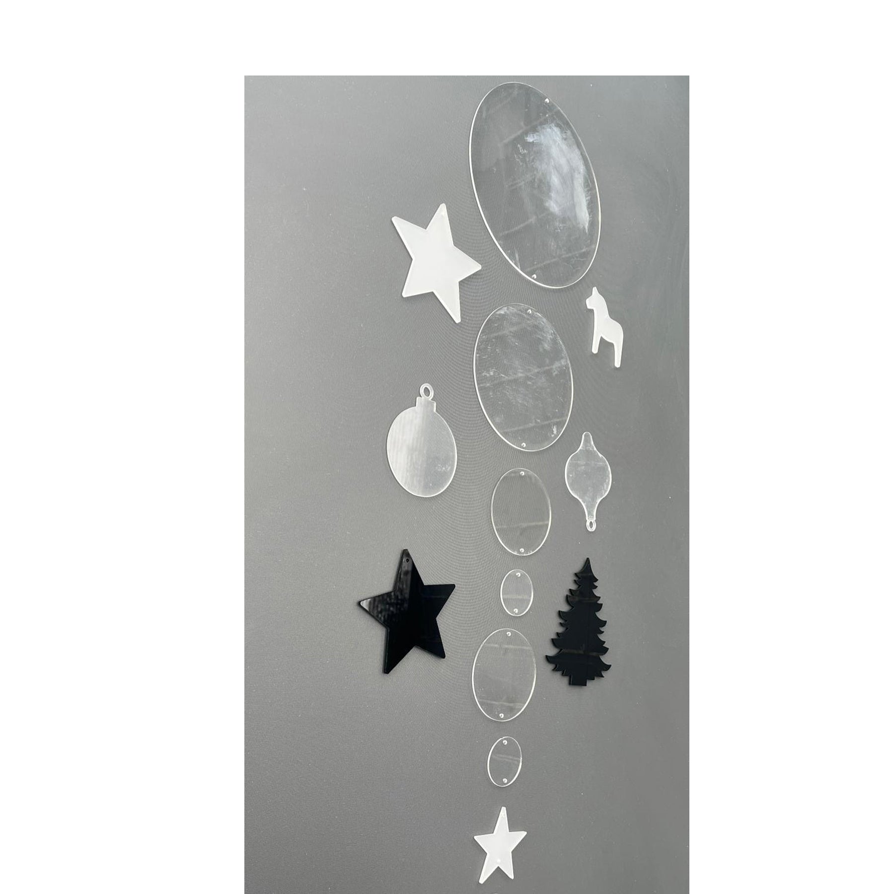 Crealive Acryl Set zum ASLAN PlotAtelier 21
Das Acryl Set passt perfekt zum kleinen ASLAN PlotAtelier 21 mit dem Thema: It´s beginning to look a lot like Christmas!
Die Kreativmappe 21 ist nicht im Preis inbegriffen und kannst du separat dazu bestellen.
Das Acryl Set besteht aus 13 Teilen:
• Das Set besteht aus:
• 1 x Anhänger schwarzer Tannenbaum
• 1 x Anhänger schwarzer Stern
• 1 x Anhänger satinierter Stern
• 1 x Anhänger satiniertes Dala Pferd
• 1 x klarer Anhänger Kugelrund