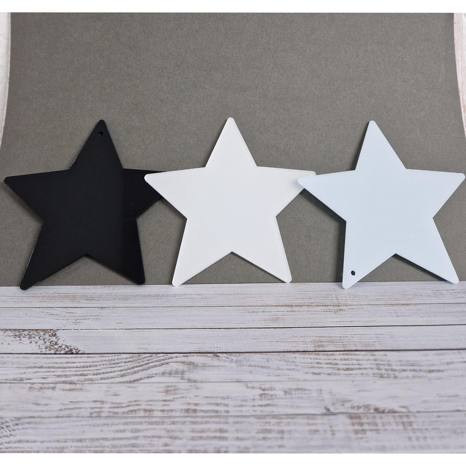 Crealive Acryl Anhänger - Stern
Dieser schöne Stern aus Acryl kannst du als Aufhänger für deinen Weihnachtsbaum oder bei deiner Weihnachtsdeko verwenden. Auch als Anhänger an deinen Geschenken kannst du ihnen das gewisse Extra verleihen und deinen Liebsten eine Freude bereiten. Beide Seiten lassen sich wunderbare mit Folien oder selbstklebenden Papier verzieren.
Inhalt:
• 1 Acryl Anhänger
Spezifikationen:
• Material: Acryl
• Durchmesser: 105 mm
• Glas: glänzend
• Form: Stern mit Bohrung