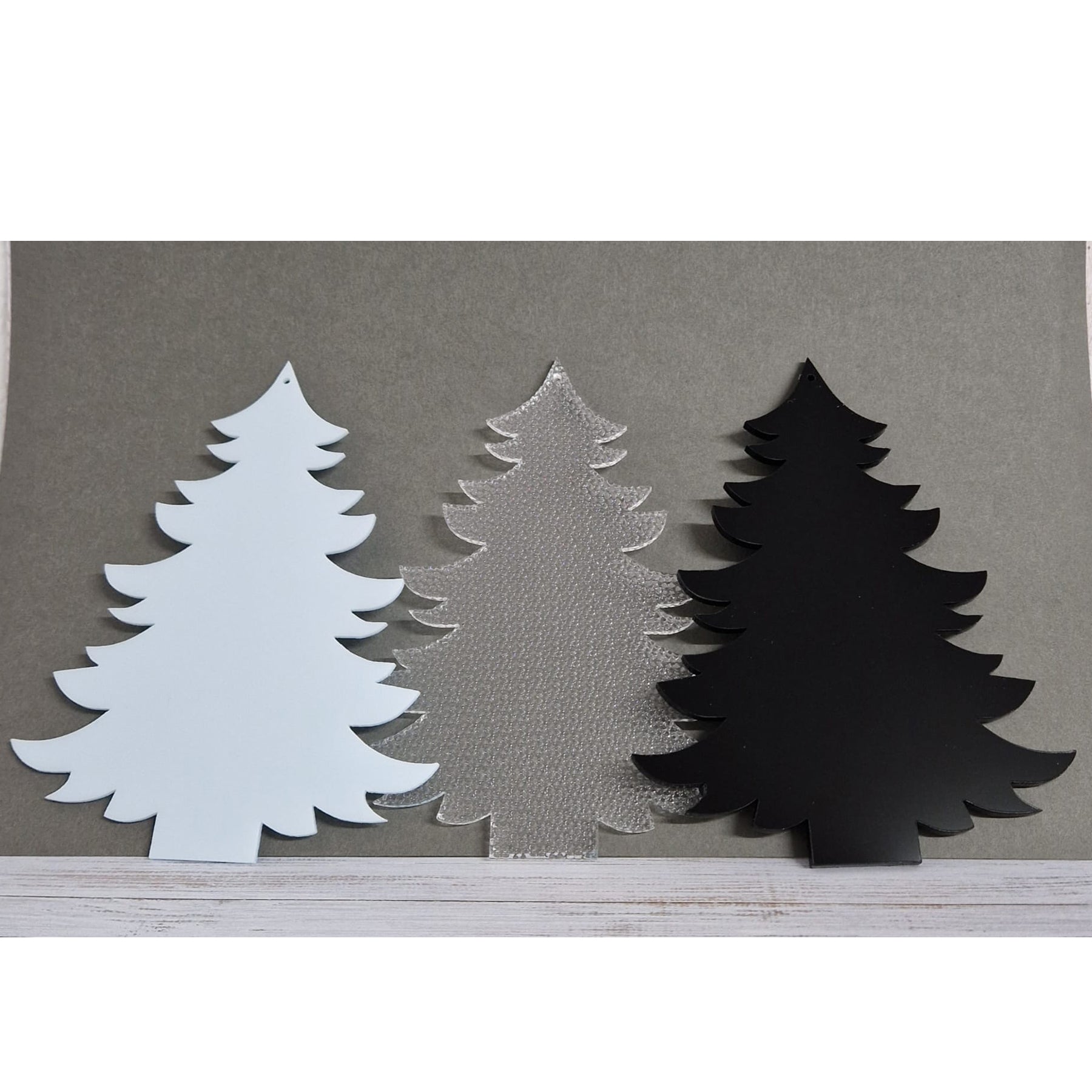 Crealive Acryl Anhänger - Tannenbaum Tannelore
Dieser wunderschöne Tannenbaum namens Tannelore aus Acryl kannst du als Aufhänger für deinen Weihnachtsbaum oder bei deiner Weihnachtsdeko verwenden. Auch als Anhänger an deinen Geschenken kannst du ihnen das gewisse Extra verleihen und deinen Liebsten eine Freude bereiten.
Bei den Farben Weiss & Schwarz kannst du beide Seiten wunderbar mit Folien oder selbstklebenden Papier verzieren.
