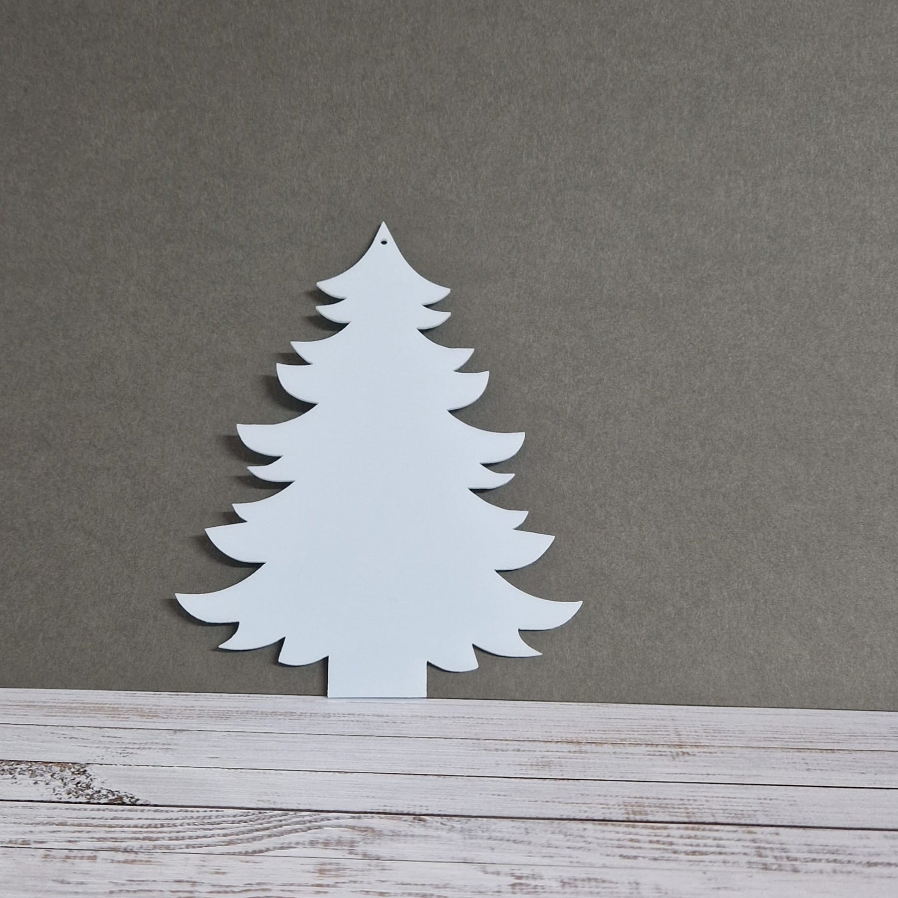 Crealive Acryl Anhänger - Tannenbaum Tannelore
Dieser wunderschöne Tannenbaum namens Tannelore aus Acryl kannst du als Aufhänger für deinen Weihnachtsbaum oder bei deiner Weihnachtsdeko verwenden. Auch als Anhänger an deinen Geschenken kannst du ihnen das gewisse Extra verleihen und deinen Liebsten eine Freude bereiten.
Bei den Farben Weiss & Schwarz kannst du beide Seiten wunderbar mit Folien oder selbstklebenden Papier verzieren.