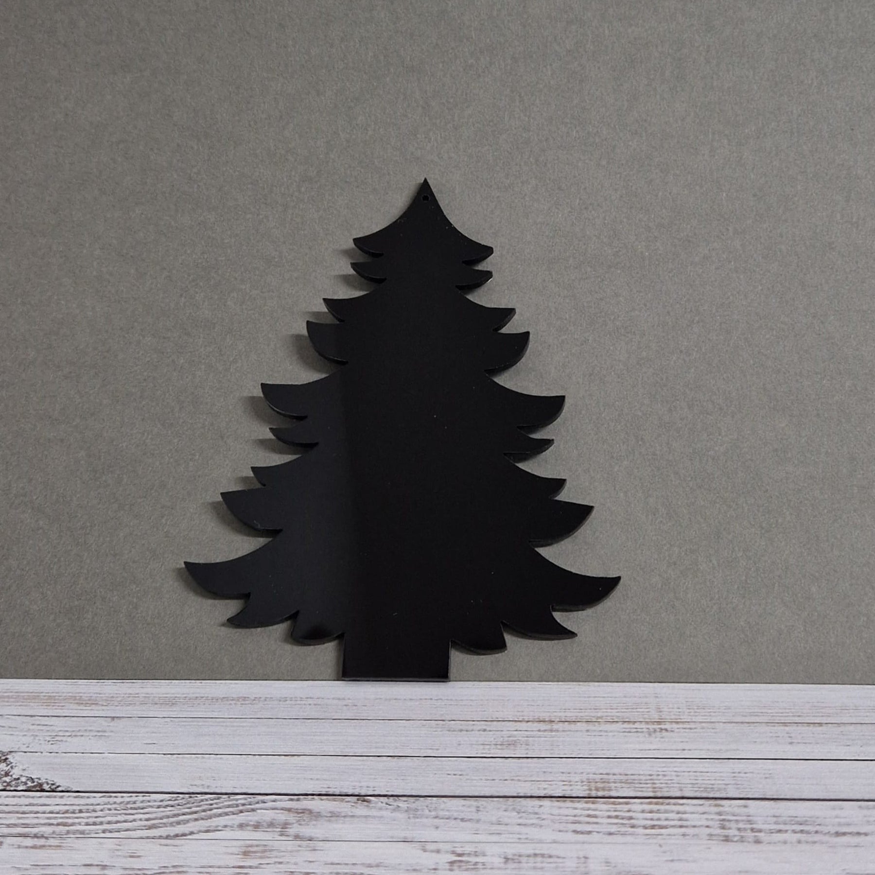Crealive Acryl Anhänger - Tannenbaum Tannelore
Dieser wunderschöne Tannenbaum namens Tannelore aus Acryl kannst du als Aufhänger für deinen Weihnachtsbaum oder bei deiner Weihnachtsdeko verwenden. Auch als Anhänger an deinen Geschenken kannst du ihnen das gewisse Extra verleihen und deinen Liebsten eine Freude bereiten.
Bei den Farben Weiss & Schwarz kannst du beide Seiten wunderbar mit Folien oder selbstklebenden Papier verzieren.
