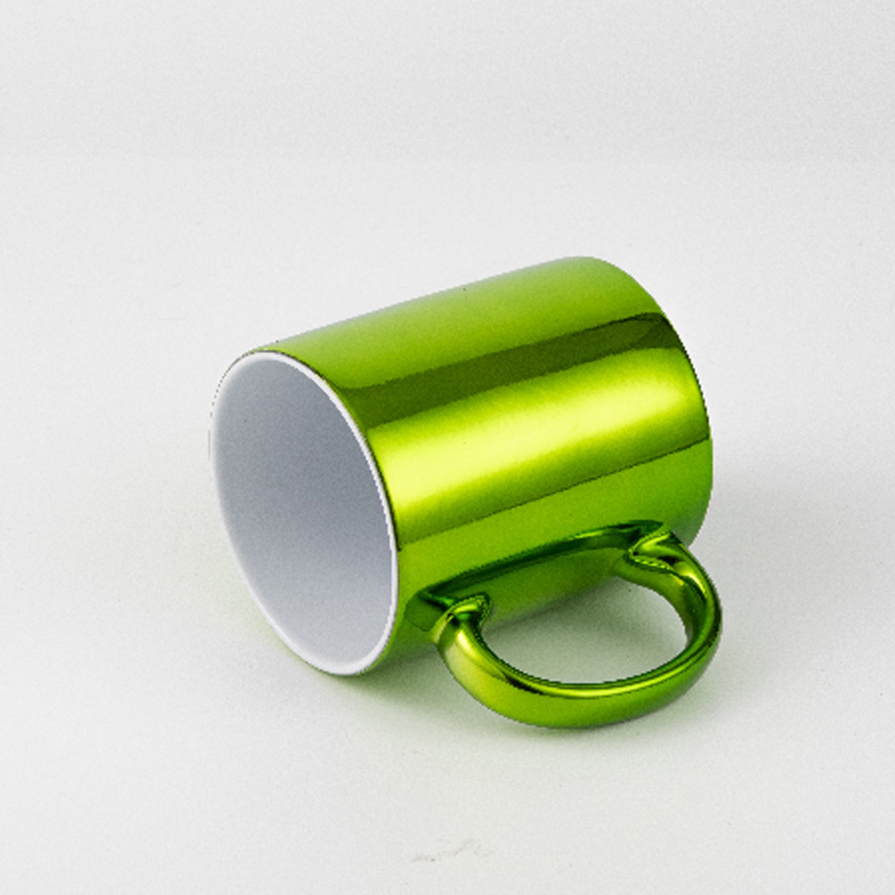 Crealive Keramiktasse - Plated Chrom Effekt Diese aussergewöhnliche Keramiktasse mit Chrom Effekt / Spiegeleffekt ist ein echter Hingucker! Sie ist für den Sublimationsdruck / Infusible Ink und lässt sich auf unzählige Arten gestalten. Die leuchtende Farbe ist angenehm glatt und macht sie, persönlich gestaltet, zu einem echten Unikat! Inhalt: • 1 Keramiktasse Chrom Effekt Diese Keramiktasse ist geeignet für: • Tassen-Kreationen mit dem Sublimationsdruck-Verfahren • Infusible Ink