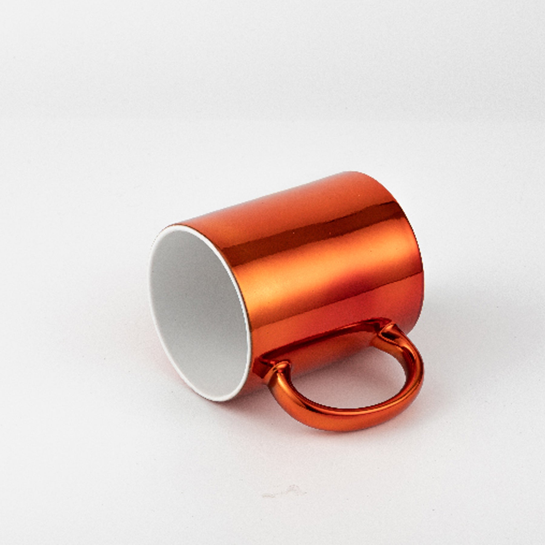 Crealive Keramiktasse - Plated Chrom Effekt Diese aussergewöhnliche Keramiktasse mit Chrom Effekt / Spiegeleffekt ist ein echter Hingucker! Sie ist für den Sublimationsdruck / Infusible Ink und lässt sich auf unzählige Arten gestalten. Die leuchtende Farbe ist angenehm glatt und macht sie, persönlich gestaltet, zu einem echten Unikat! Inhalt: • 1 Keramiktasse Chrom Effekt Diese Keramiktasse ist geeignet für: • Tassen-Kreationen mit dem Sublimationsdruck-Verfahren • Infusible Ink