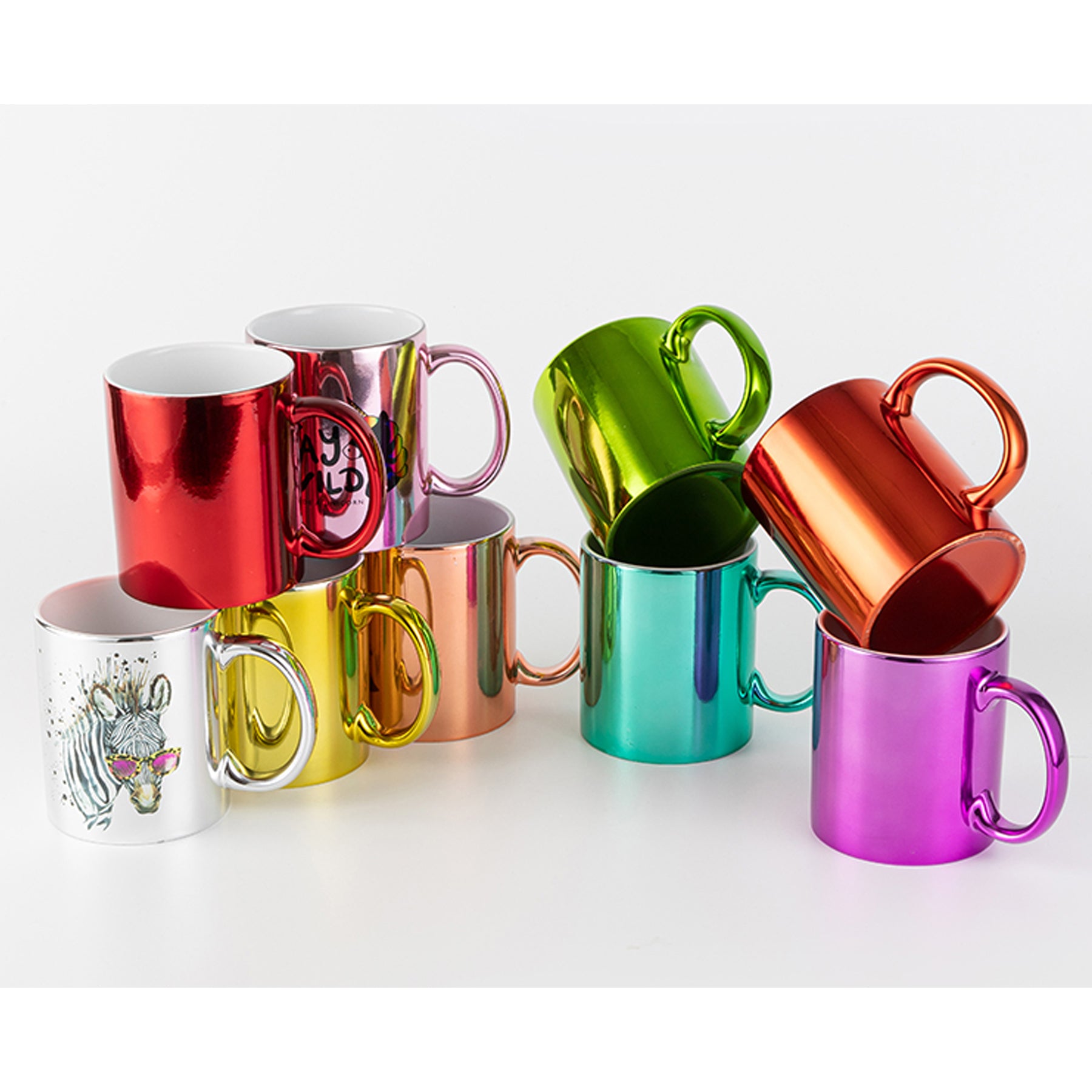 Crealive Keramiktasse - Plated Chrom Effekt Diese aussergewöhnliche Keramiktasse mit Chrom Effekt / Spiegeleffekt ist ein echter Hingucker! Sie ist für den Sublimationsdruck / Infusible Ink und lässt sich auf unzählige Arten gestalten. Die leuchtende Farbe ist angenehm glatt und macht sie, persönlich gestaltet, zu einem echten Unikat! Inhalt: • 1 Keramiktasse Chrom Effekt Diese Keramiktasse ist geeignet für: • Tassen-Kreationen mit dem Sublimationsdruck-Verfahren • Infusible Ink