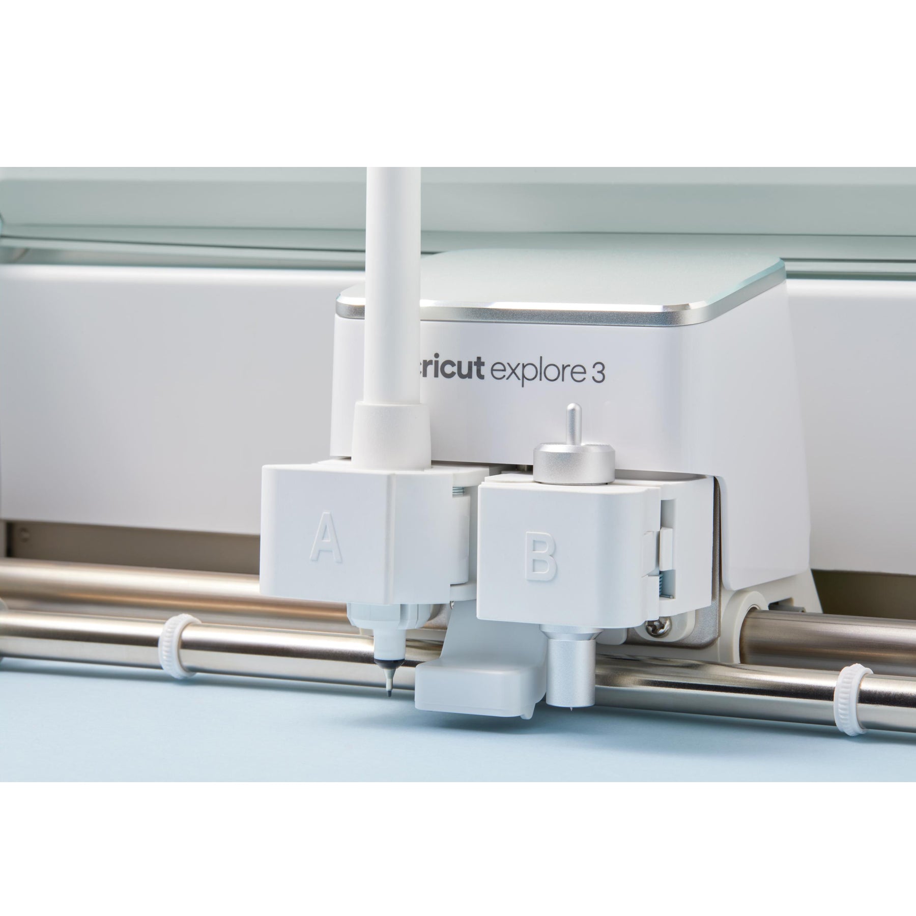 Crealive Cricut Explore 3 (Lieferzeit 3-5 Arbeitstage) Mit bis zu 2 x schnelleren Schneidegeschwindigkeiten und Kompatibilität mit Smart Materials™ ist der brandneuen Cricut Explore® 3 die ultimative smarte Schneidemaschine; für jede Designidee und jeden DIY-Fan. Inhalt: Cricut Explore® 3 Maschine Premium Fine-Point Blade + Gehäuse Willkommenskarte USB-Kabel Netzteil Kostenloses Testabonnement für Cricut Access ™ (für neue Abonnenten) 100 fertige Projekte online Material für einen Übungsschnitt