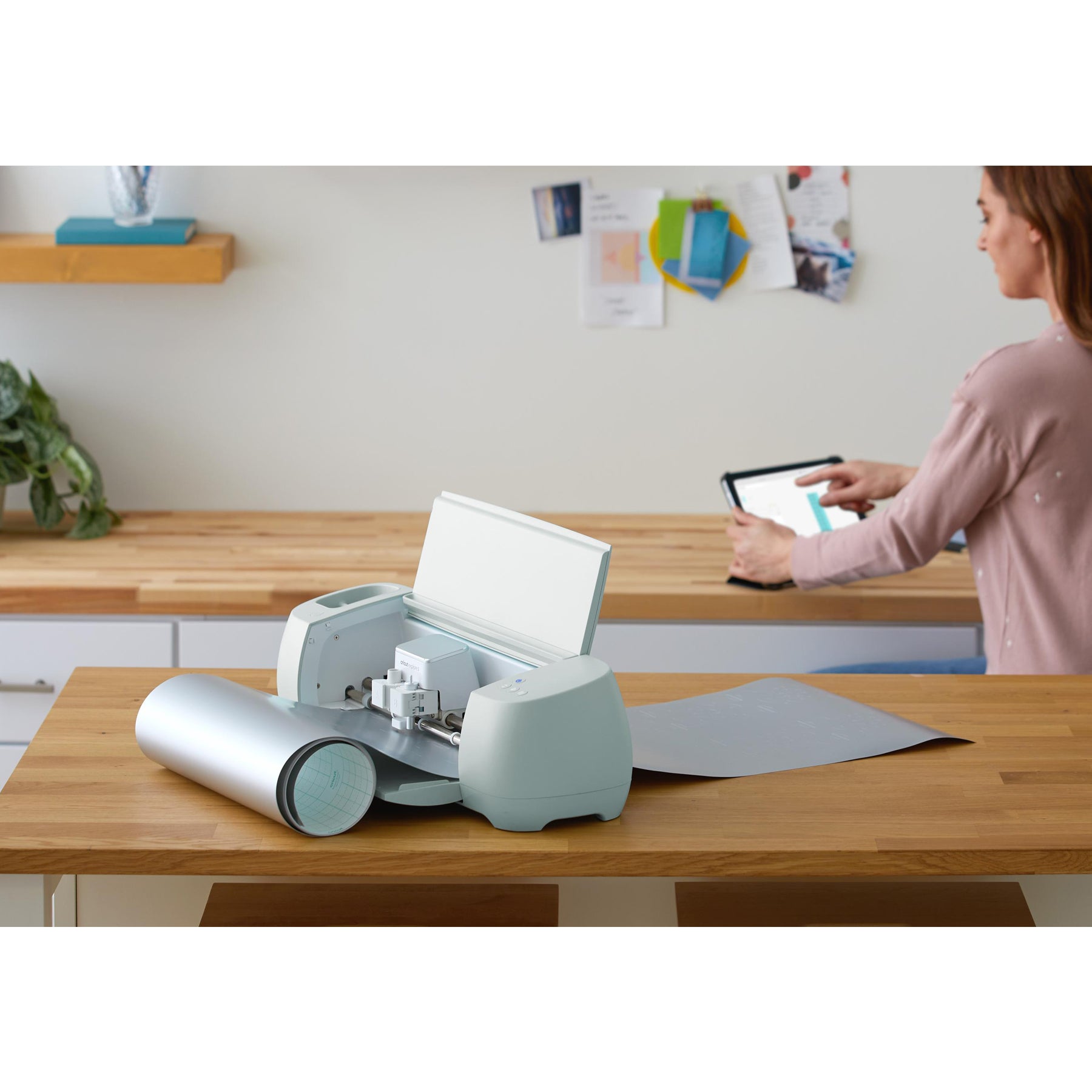Crealive Cricut Explore 3 (Lieferzeit 3-5 Arbeitstage) Mit bis zu 2 x schnelleren Schneidegeschwindigkeiten und Kompatibilität mit Smart Materials™ ist der brandneuen Cricut Explore® 3 die ultimative smarte Schneidemaschine; für jede Designidee und jeden DIY-Fan. Inhalt: Cricut Explore® 3 Maschine Premium Fine-Point Blade + Gehäuse Willkommenskarte USB-Kabel Netzteil Kostenloses Testabonnement für Cricut Access ™ (für neue Abonnenten) 100 fertige Projekte online Material für einen Übungsschnitt