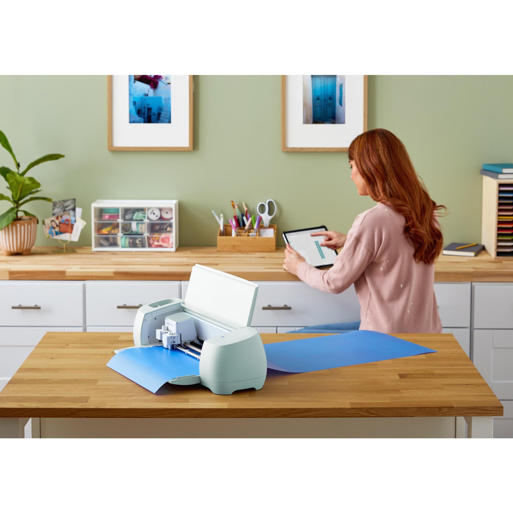Crealive Cricut Explore 3 (Lieferzeit 3-5 Arbeitstage) Mit bis zu 2 x schnelleren Schneidegeschwindigkeiten und Kompatibilität mit Smart Materials™ ist der brandneuen Cricut Explore® 3 die ultimative smarte Schneidemaschine; für jede Designidee und jeden DIY-Fan. Inhalt: Cricut Explore® 3 Maschine Premium Fine-Point Blade + Gehäuse Willkommenskarte USB-Kabel Netzteil Kostenloses Testabonnement für Cricut Access ™ (für neue Abonnenten) 100 fertige Projekte online Material für einen Übungsschnitt