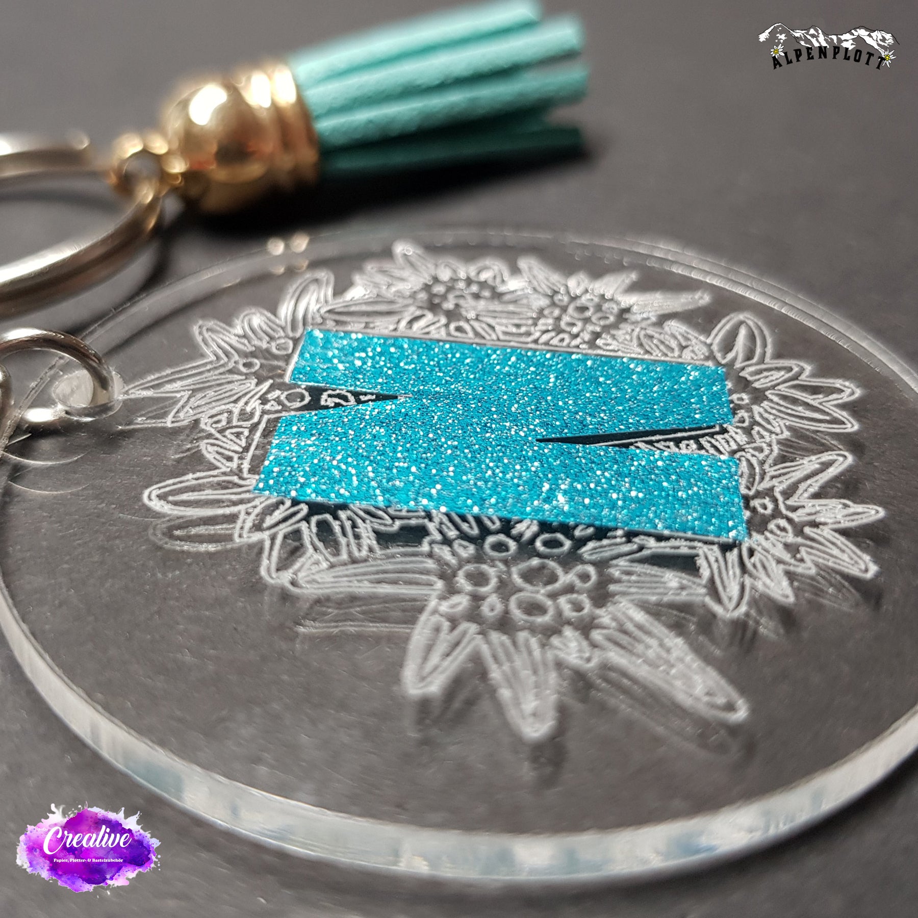 Crealive Cricut Gravurstift mit Halterung - Engraving Tip incl. Housing
Mit dem Cricut Gravurstift (Engraving Tip) können einzigartige und dauerhafte Designs auf einer Vielzahl von Materialen graviert werden. Ob Namensschilder, Anhänger, Andenken, Monogramme, Schmuck oder Hundetags; mit diesem Tool können aufwendig gravierte Gegenstände kreiert werden.
Inhalt:
• Cricut Gravurstift mit Halterung - Engraving Tip incl. Housing
Der Gravurstift ist geeignet für:
• flache und weiche Metalle
• Leder
• Acryl