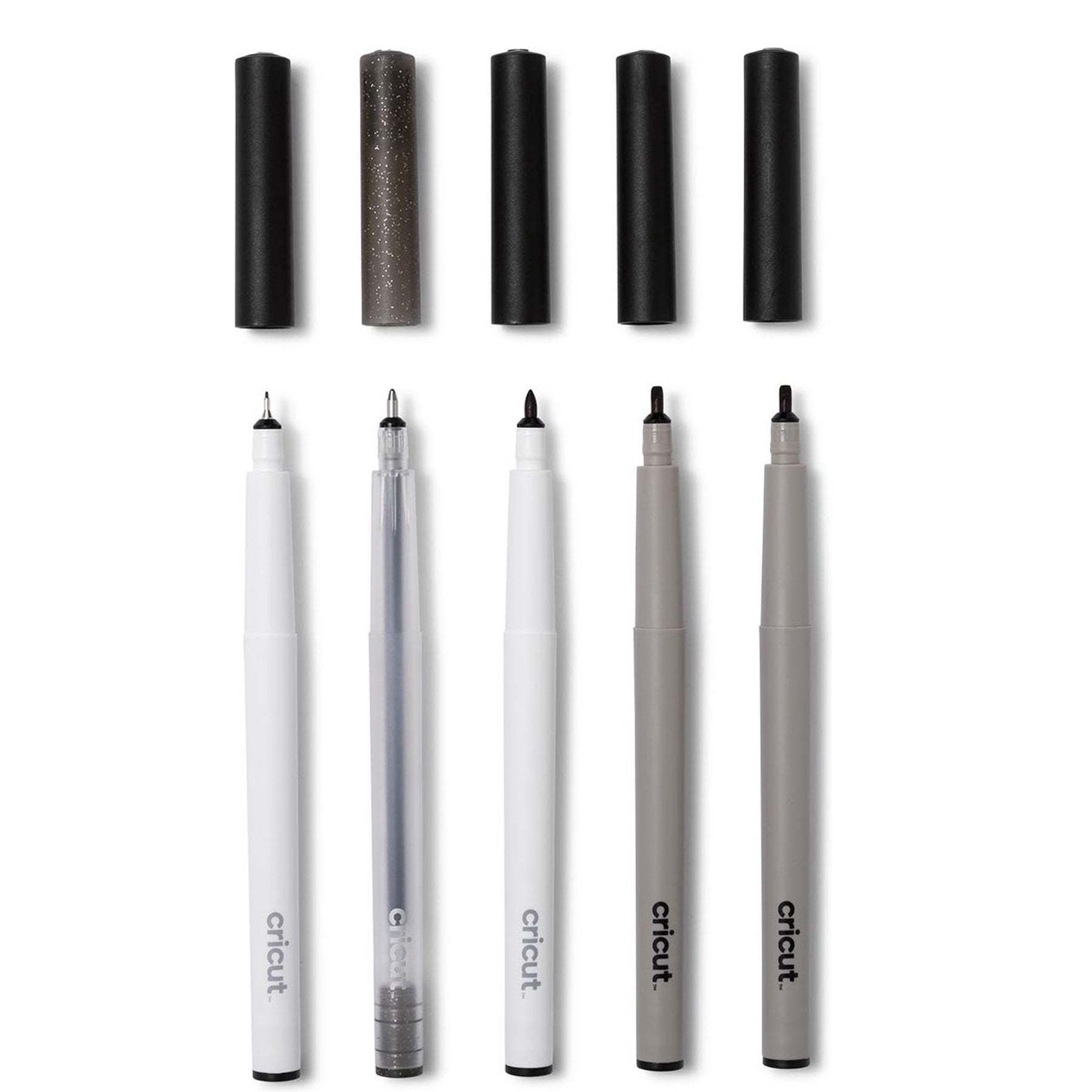 Crealive Cricut Zeichenstifte-Set Schwarz / Multi Pen Set Black
Inhalt:
• 1 x Finepoint-Stift 0.4 mm Schwarz
• 1 x Glitzer-Stift 0.8 mm Schwarz
• 1 x.Filz-Stift 1.0 mm Schwarz
• 2 x Kalligraphie-Stifte 2.0 mm Schwarz
Spezifikationen:
• Spitzen zwischen 04mm bis 2.0 mm
• Farbe: Schwarz
• wasserbasiert
• säurefrei
• ungiftig
• nach dem Trocknen permanent
Anleitung:
• Design auswählen
• Stift in die Halterung (A)
• Loslegen