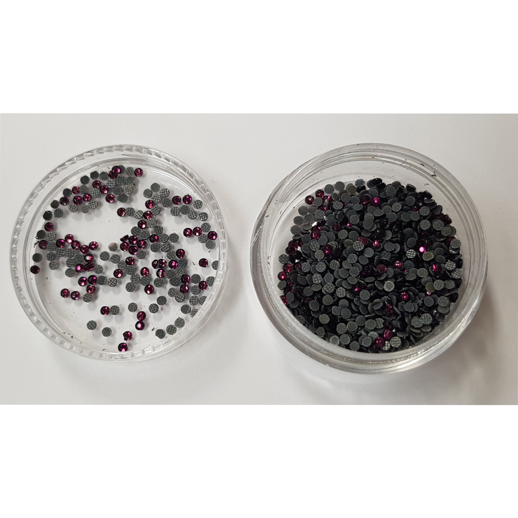 Crealive Strasssteine SS6 - 2000 Stück - Amethyst Spezifikationen: Hotfix Strasssteine Farbe: Amethyst Grösse: SS6 (1.6 - 2 mm) Hotfix Strasssteine sind hitzeaktiviert und somit nicht selbstklebend Inhalt: ca. 2000 Stück Mit den Hotfix Strasssteinen kannst Du Deine Shirts, Filz-Rohlinge, Taschen, etc. zum Glitzern bringen. Auch auf Papier oder Holz kannst Du mit den Strass Steinchen tolle Akzente setzen oder gar ganze Motive mit ihnen erstellen.