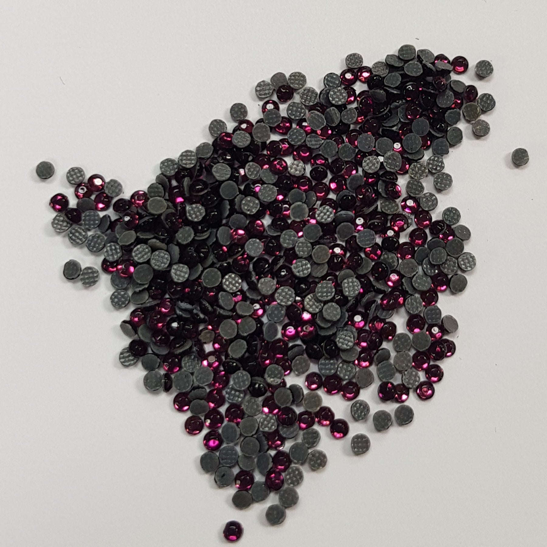 Crealive Strasssteine SS6 - 2000 Stück - Amethyst Spezifikationen: Hotfix Strasssteine Farbe: Amethyst Grösse: SS6 (1.6 - 2 mm) Hotfix Strasssteine sind hitzeaktiviert und somit nicht selbstklebend Inhalt: ca. 2000 Stück Mit den Hotfix Strasssteinen kannst Du Deine Shirts, Filz-Rohlinge, Taschen, etc. zum Glitzern bringen. Auch auf Papier oder Holz kannst Du mit den Strass Steinchen tolle Akzente setzen oder gar ganze Motive mit ihnen erstellen.