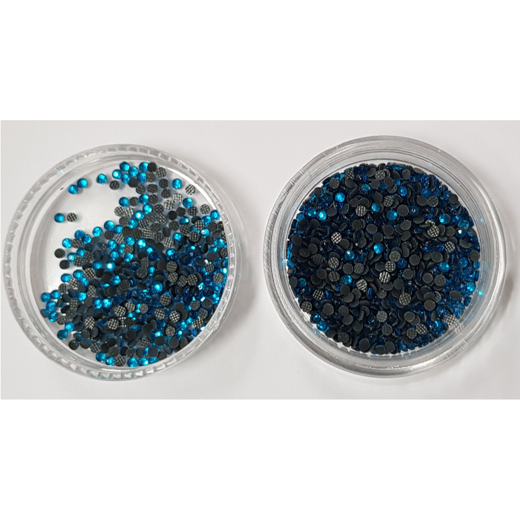 Crealive Strasssteine SS6 - 2000 Stück - Aquamarine Blau Spezifikationen: Hotfix Strasssteine Farbe: Aquamarine Blau Grösse: SS6 (1.6 - 2 mm) Hotfix Strasssteine sind hitzeaktiviert und somit nicht selbstklebend Inhalt: ca. 2000 Stück Mit den Hotfix Strasssteinen kannst Du Deine Shirts, Filz-Rohlinge, Taschen, etc. zum Glitzern bringen. Auch auf Papier oder Holz kannst Du mit den Strass Steinchen tolle Akzente setzen oder gar ganze Motive mit ihnen erstellen.